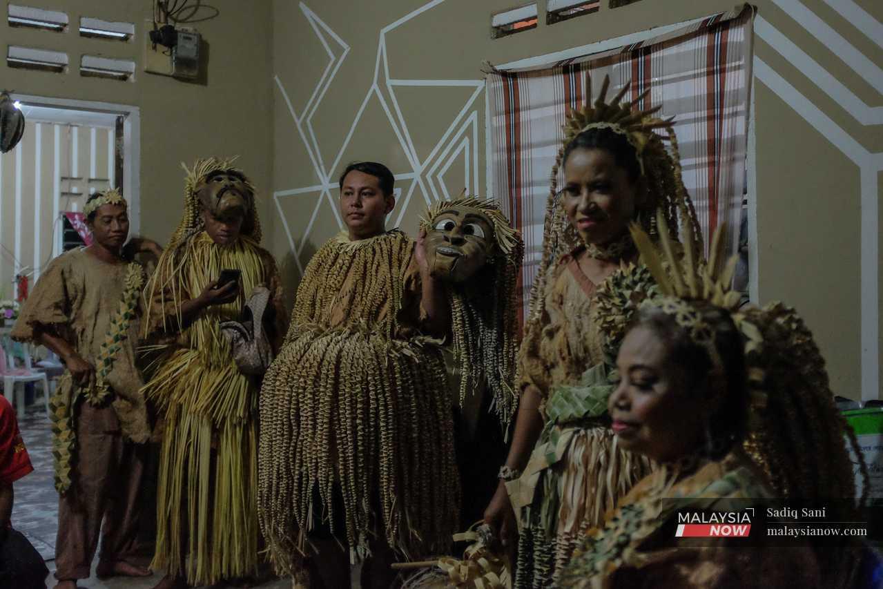 Wakil-wakil dari suku Mah Meri turut ikut serta dalam persembahan malam dengan berpakaian tradisional mereka.