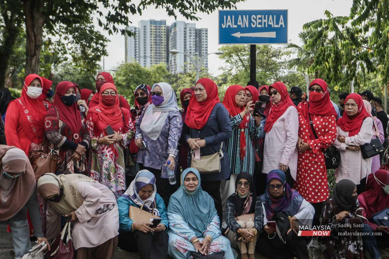 Ada daripada penyokong Najib yang datang dari jauh termasuk dari Pekan, Pahang, untuk menunggu keputusan Mahkamah Persekutuan berhubung rayuan pemimpin mereka itu.