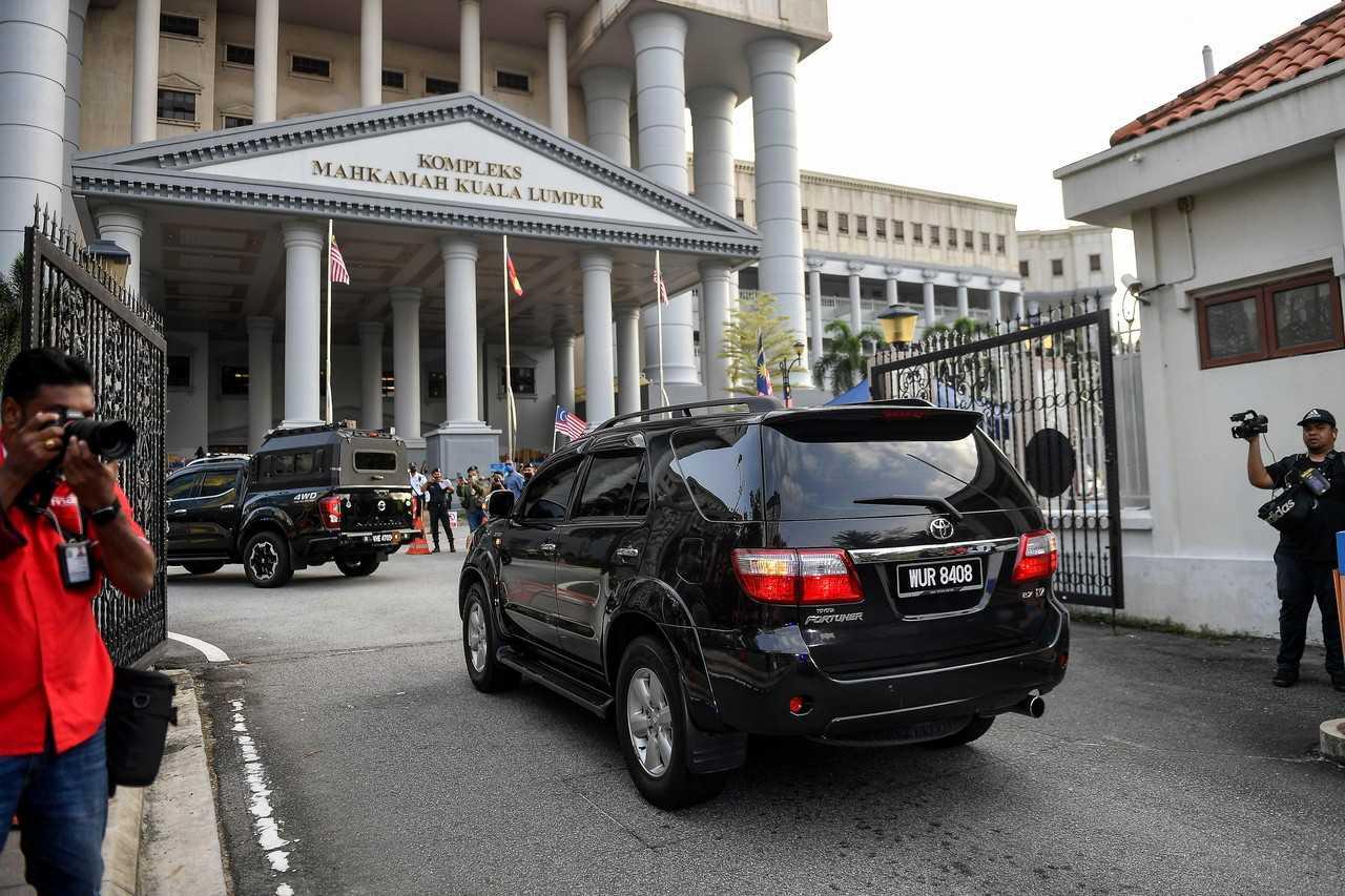 Sebuah kenderaan SUV membawa bekas perdana menteri Najib Razak memasuki perkarangan Kompleks Mahkamah Kuala Lumpur hari ini. Gambar: Bernama