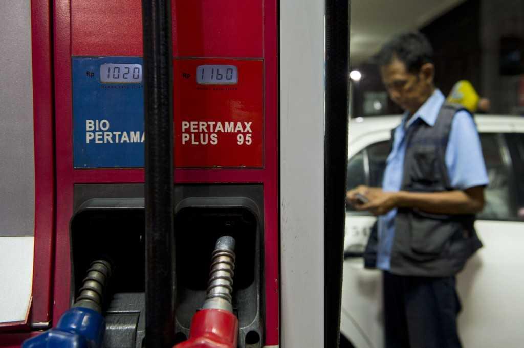 Motorists fill up a the state-energy firm, Pertamina fuel station in Jakarta on Nov 17, 2014. Photo: AFP
