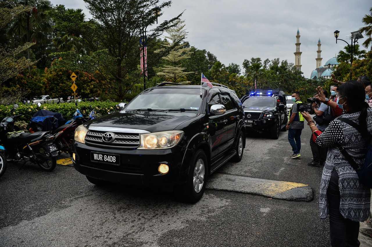 Sebuah kereta utiliti sukan yang membawa Najib Razak memasuki perkarangan Mahkamah Tinggi hari ini. Gambar: Bernama