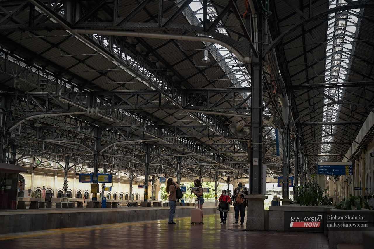Struktur bumbung stesen yang melengkung di sepanjang platform dibina pada 1960.