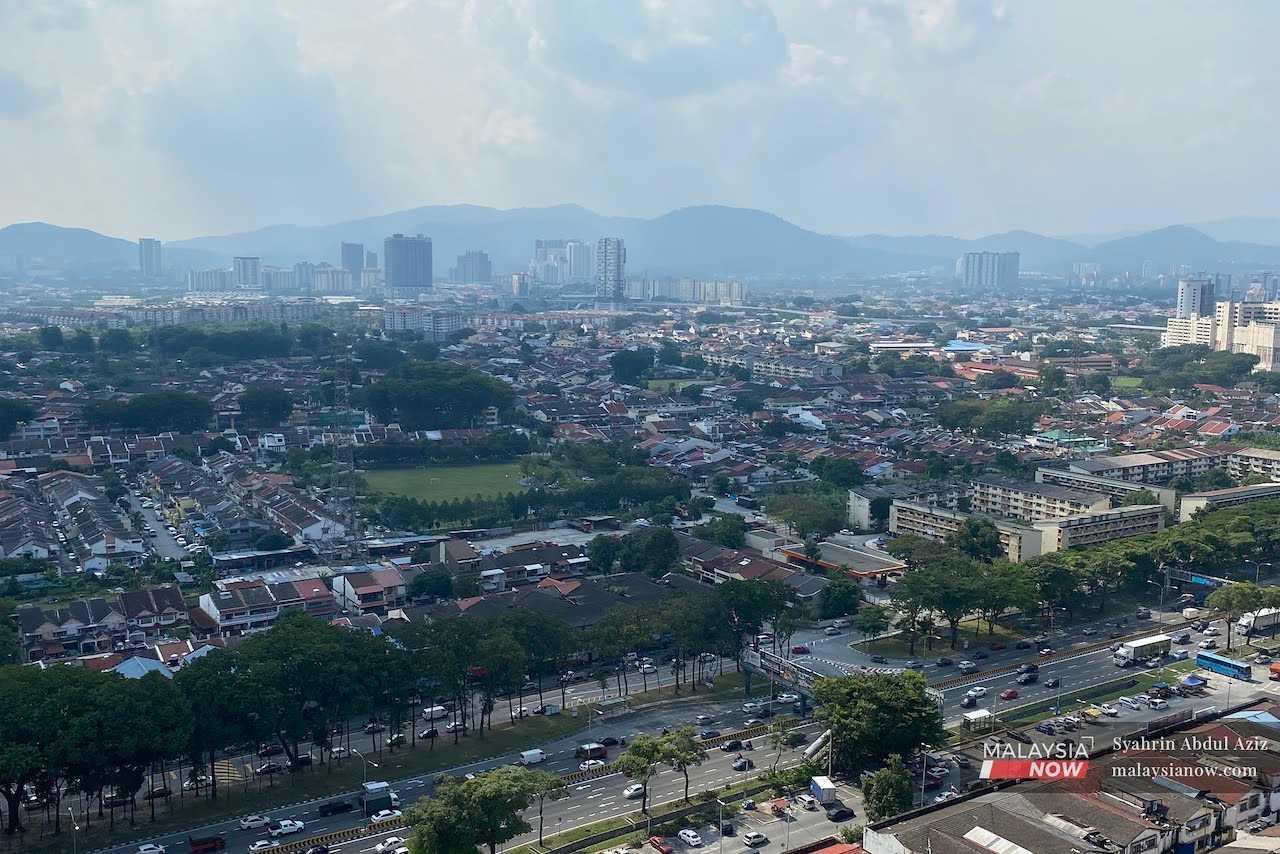 Pemandangan kawasan perumahan di Jalan Kuching, Kepong, Kuala Lumpur.