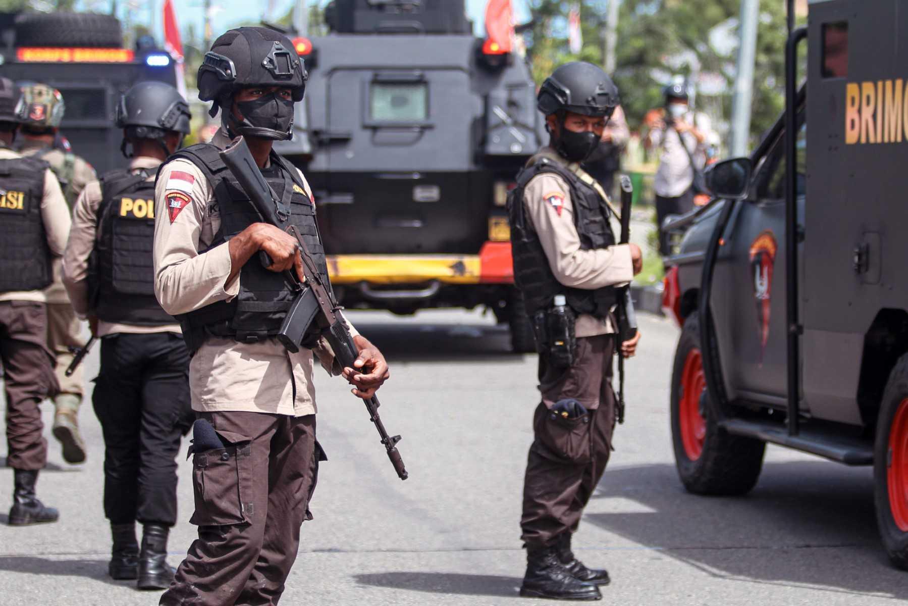 Indonesian police block a road to stall a demonstration against the Indonesian government's plan to develop new administrative areas within Papua province, in Timika on April 1. Photo: AFP