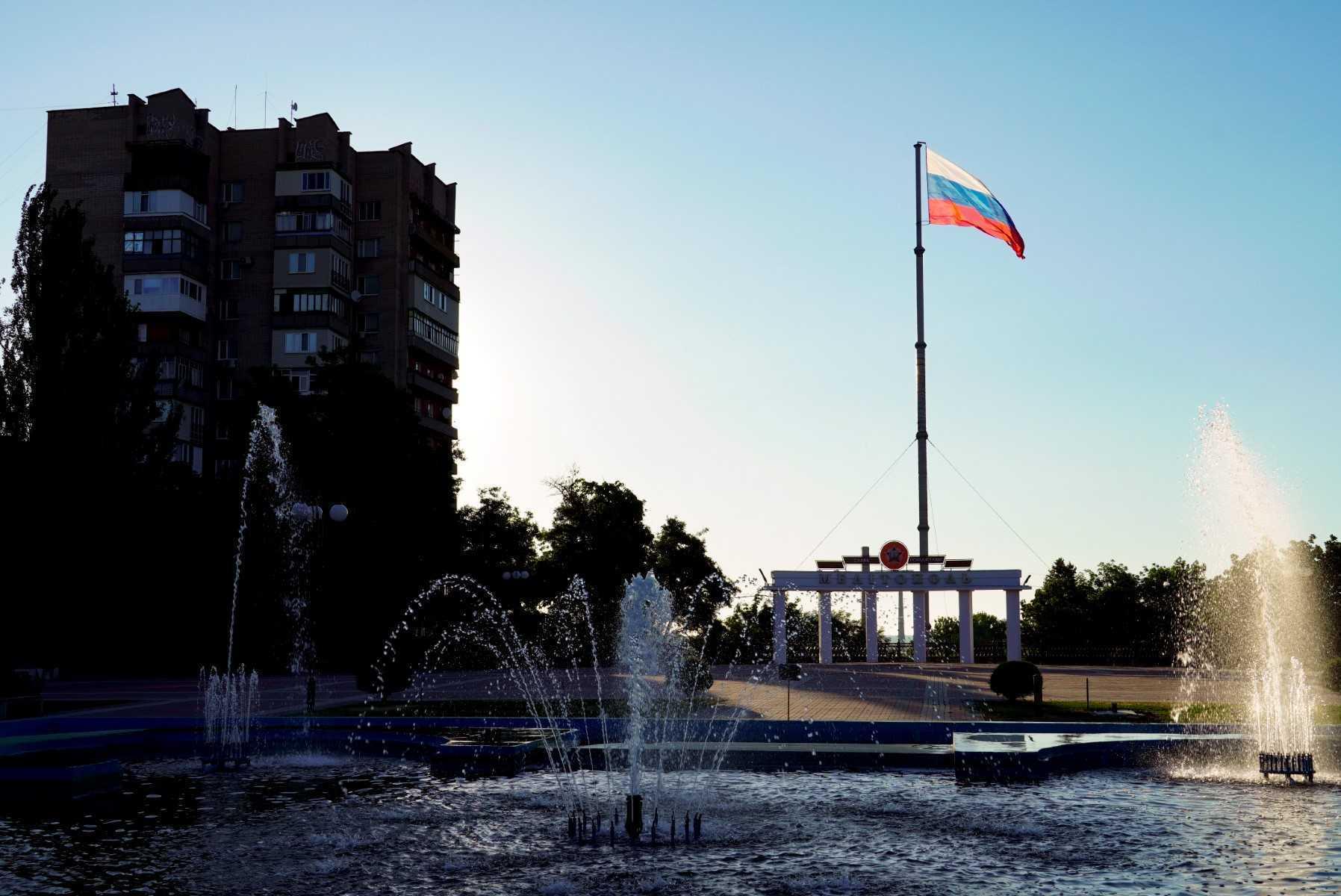 Gambar diambil pada 18 Julai menunjukkan bendera Rusia berkibar di Melitopol, Zaporizhzhia, ketika pencerobohan Rusia ke atas Ukraine terus berlanjutan. Gambar: AFP