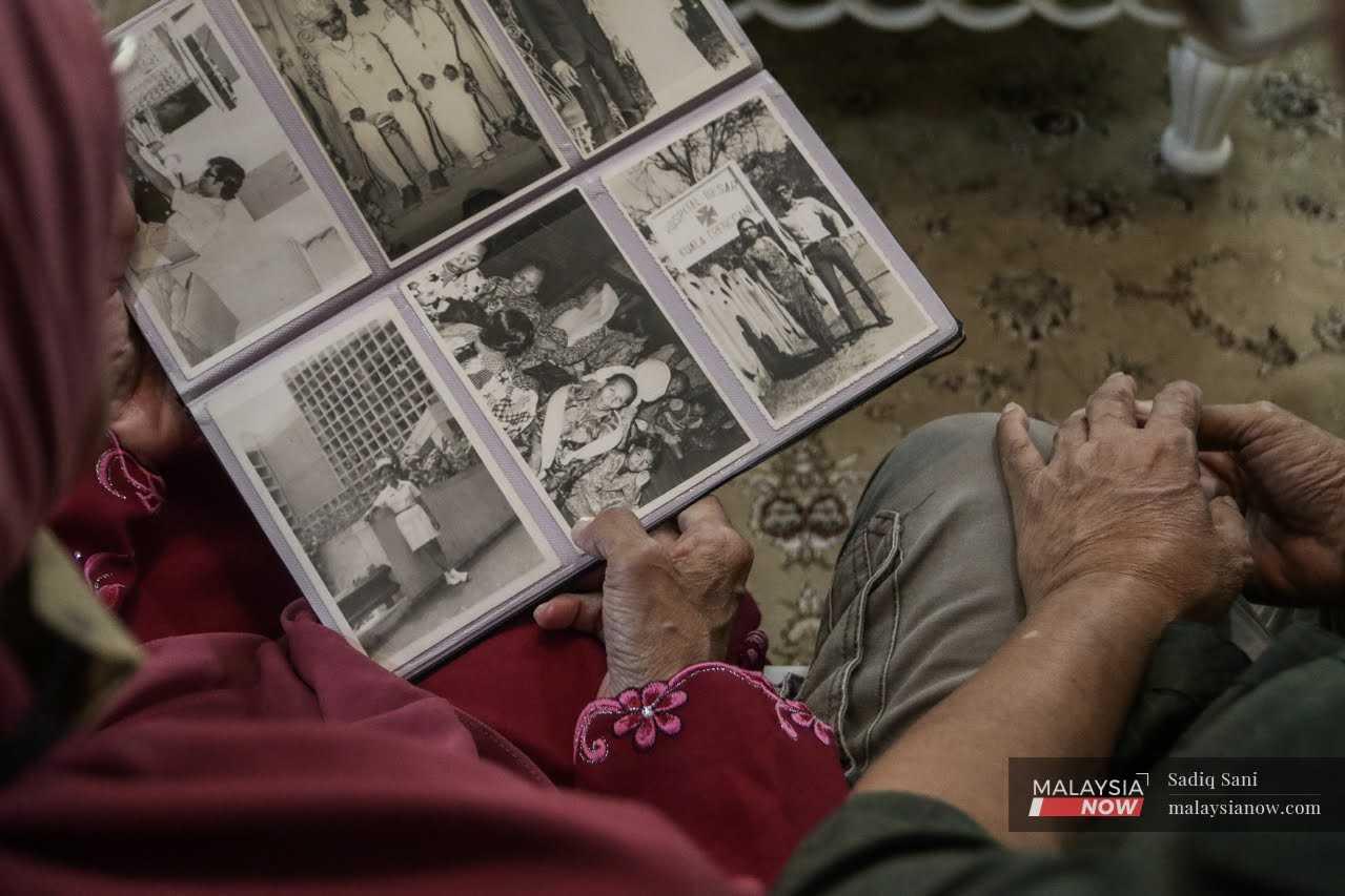 Maznom Mohd Yusof dan suaminya Mokhtar Ishak membelek gambar lama ketika mereka muda, sebelum negara mengecapi kemerdekaan.