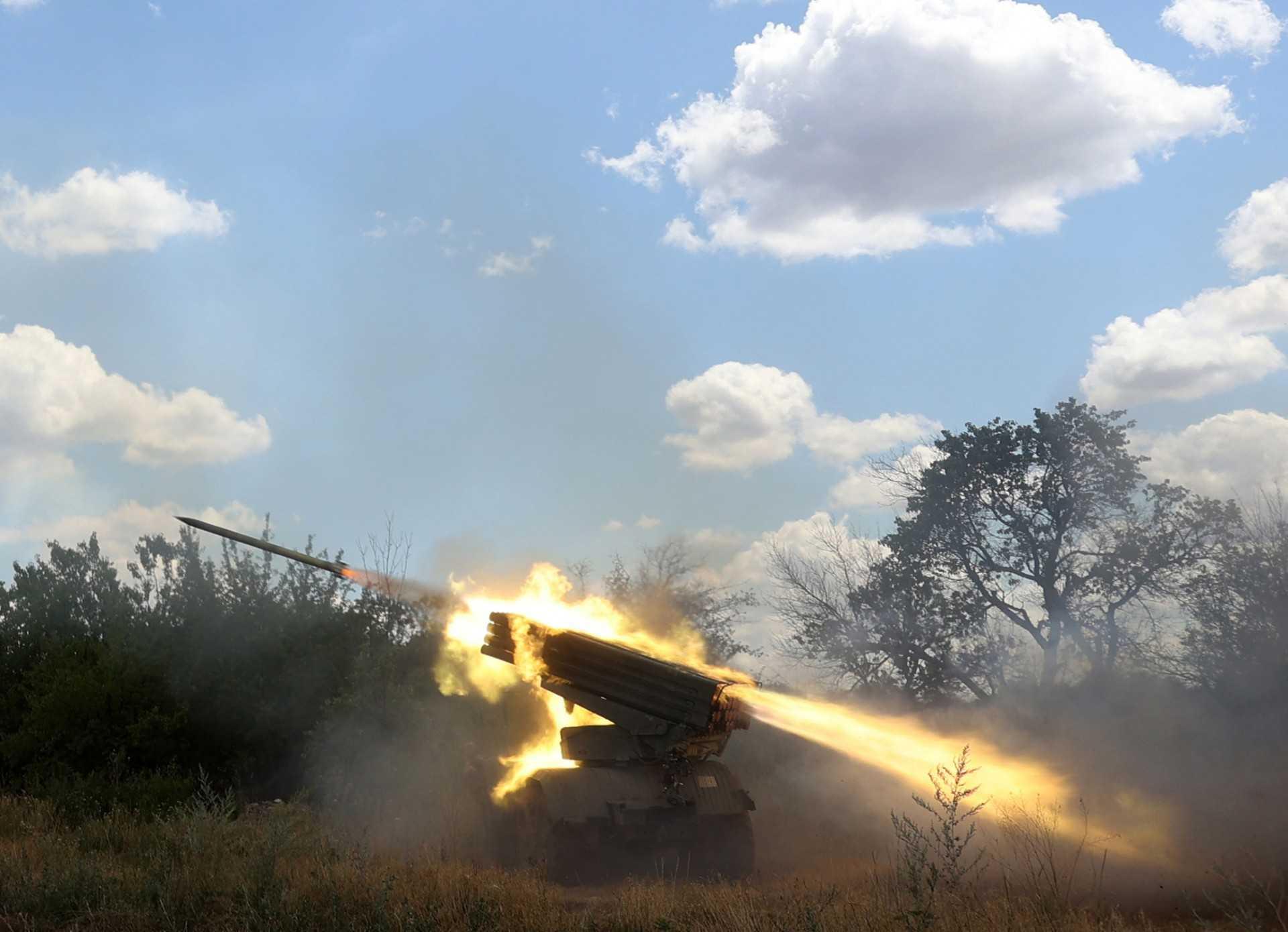 Ukrainian servicemen open fire on Russian positions with a Grad BM-21 multiple rocket launcher at the front line between Russian and Ukraine forces in the countryside of the eastern Ukrainian region of Donbas on July 19, amid the Russian invasion of Ukraine. Photo: AFP