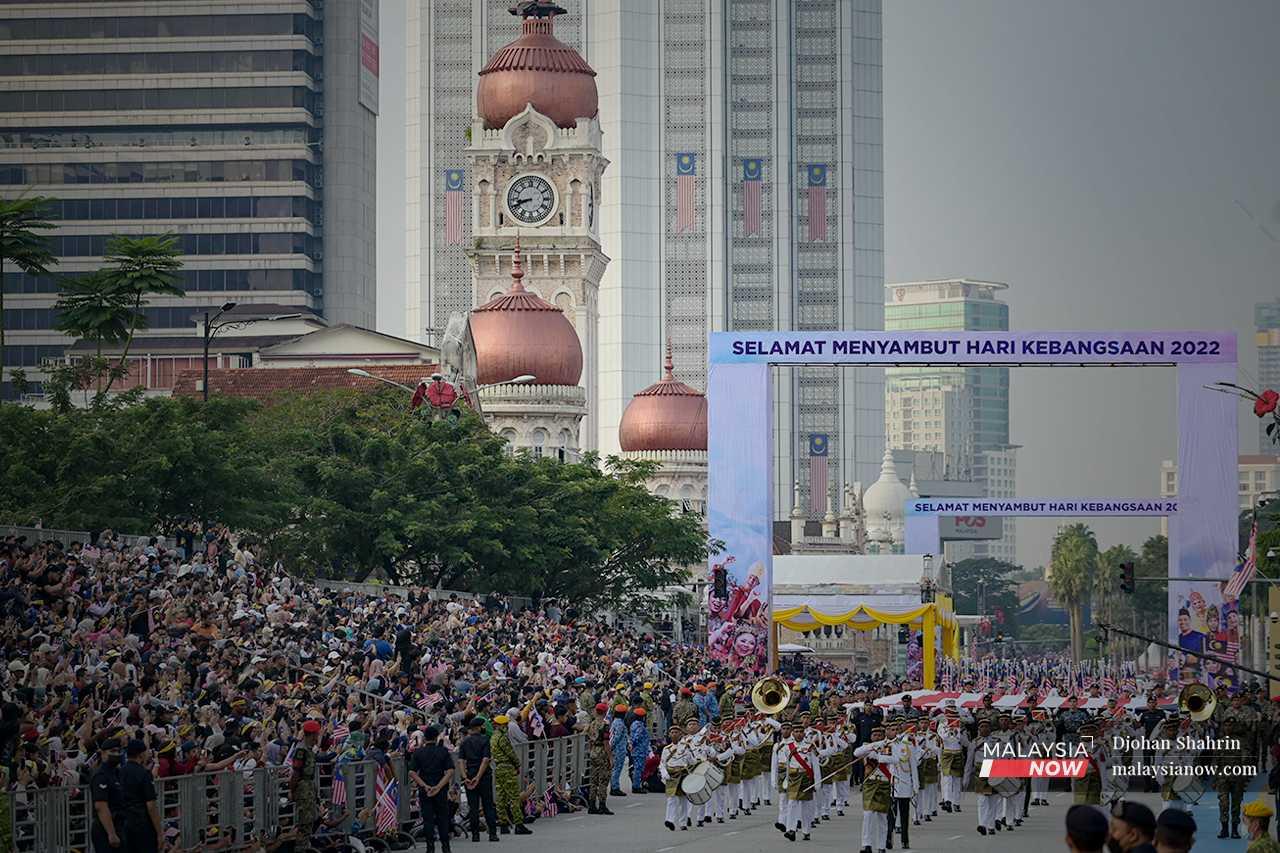Jalur Gemilang dikibarkan di seluruh  Dataran Merdeka ketika rakyat Malaysia menyambut ulangtahun kemerdekaan negara secara besar-besaran selepas negara dilanda pandemik.