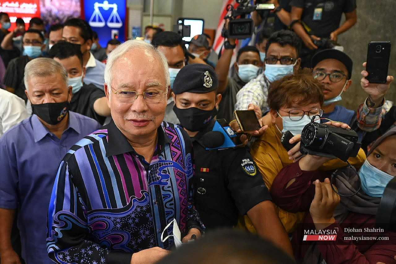 Bekas perdana menteri Najib Razak meninggalkan Menara Dato Onn di Kuala Lumpur selepas pertemuan antara ahli Parlimen Umno di ibu pejabat parti itu pada 26 Oktober 2020. 