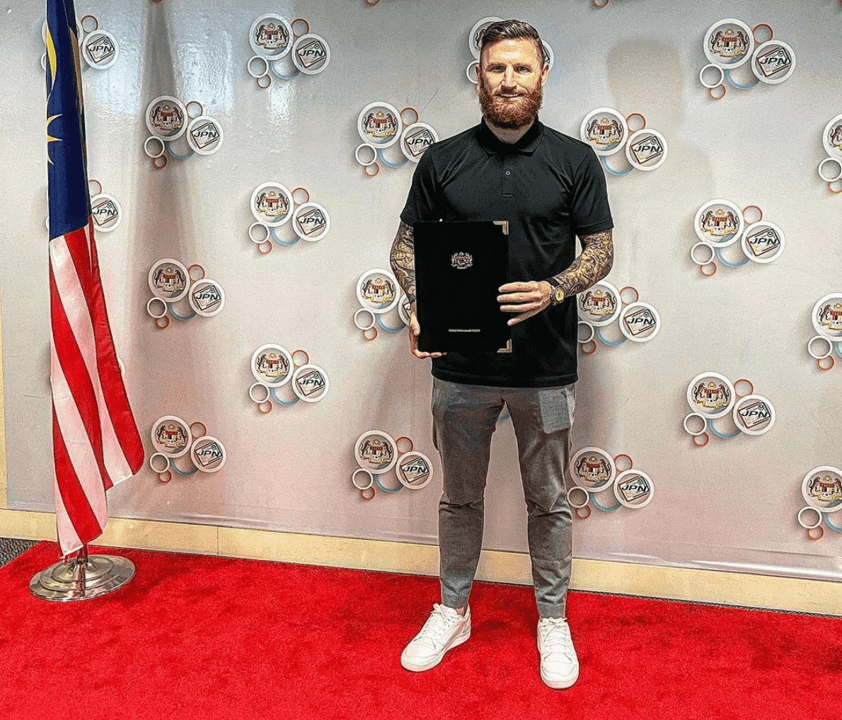 Pemain Sri Pahang Lee Andrew Tuck memegang dokumen dalam hantaran Instagram mengumumkan dia telah menjadi warga Malaysia.