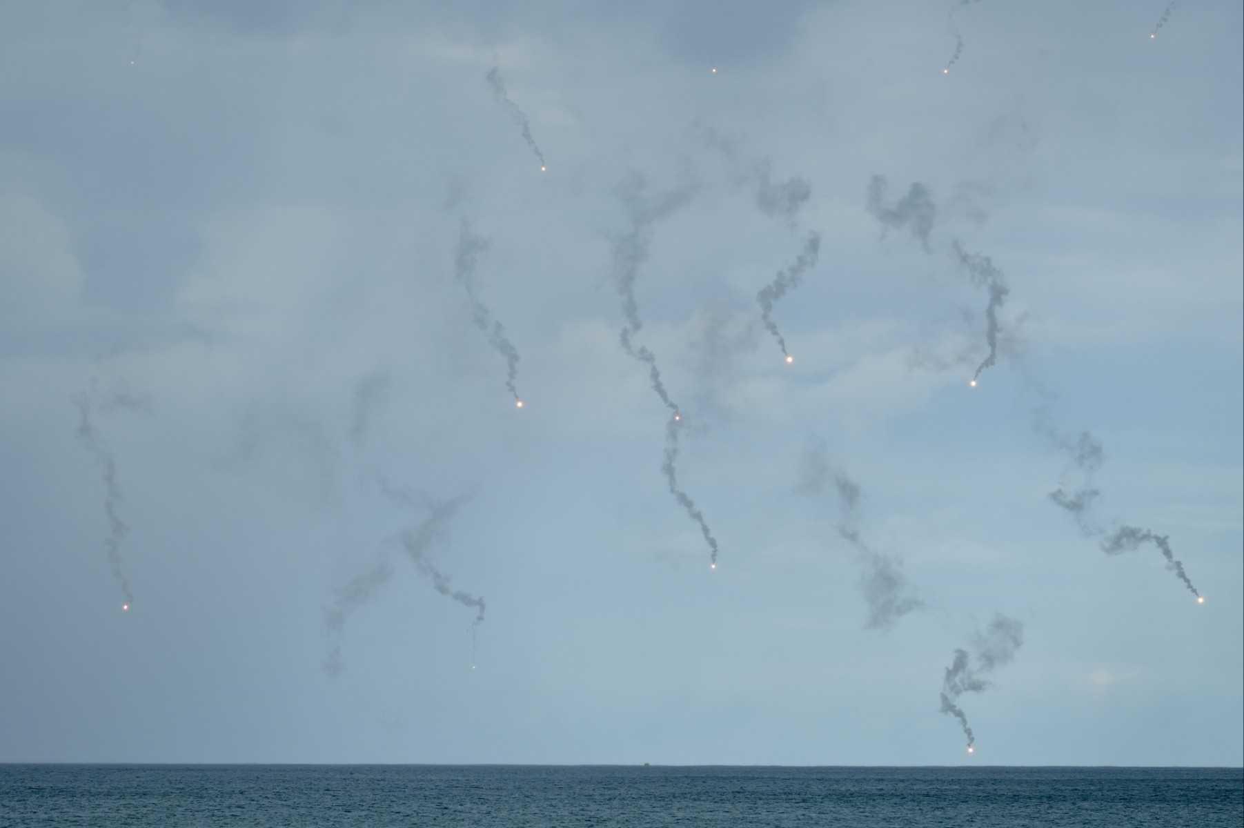 Taiwan military soldiers fire flares during a live fire anti-landing drill in the Pingtung county, southern Taiwan on Aug 9. Photo: AFP