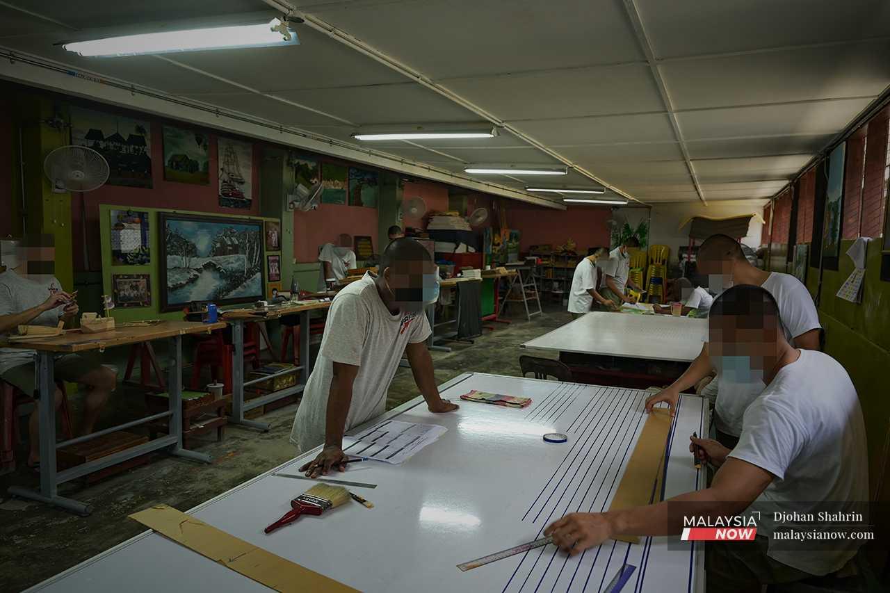 Some of the inmates participate in an arts course as part of the skills training arranged by the prison department. 