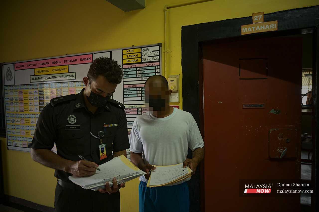 At the end of each hour-long session, the group leaders hand over their report to the officers for evaluation. 