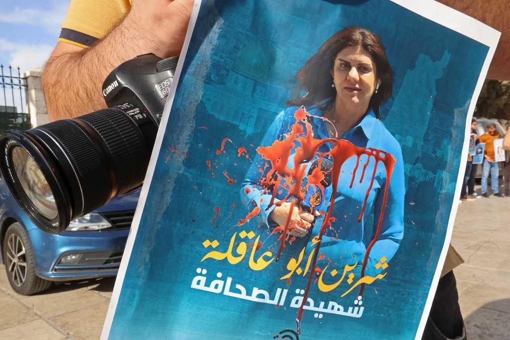 Wartawan Palestin mengadakan protes menuntut keadilan bagi wartawan Al Jazeera Shireen Abu Akleh yang ditembak 11 Mei lalu. Gambar: AFP