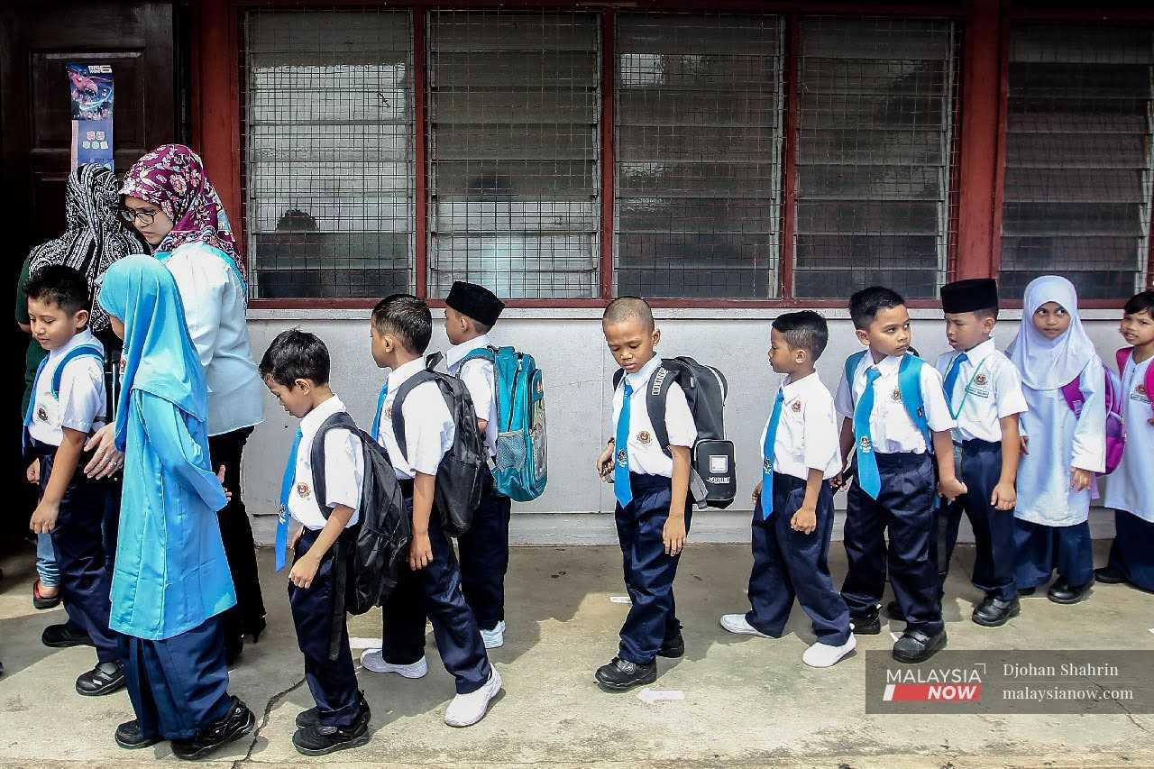 Lokar yang bakal diletakkan di sekolah adalah sebagai satu cara Kementerian Pendidikan menangani isu beg berat dalam kalangan murid.