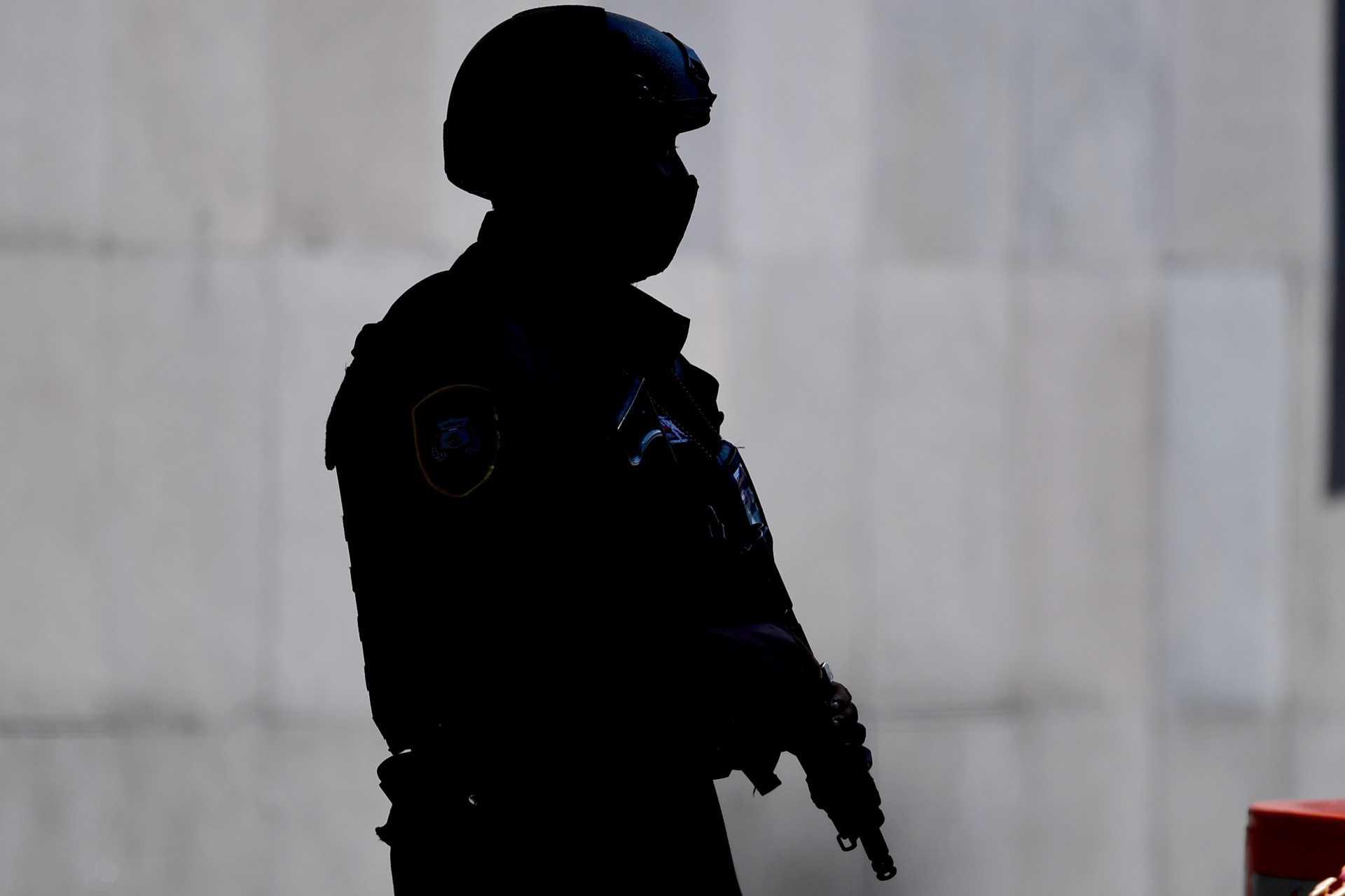 A Federal Protection Service agent guards the Foreign Ministry in Mexico City on Oct 8, 2021. Photo: AFP 