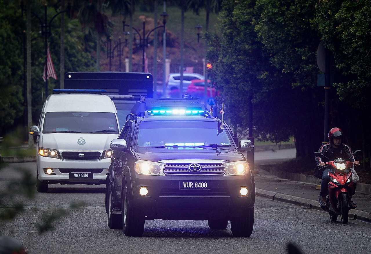 A black SUV carrying former prime minister Najib Razak arrives at the Kuala Lumpur court complex today escorted by police and prison vehicles. Photo: Bernama
