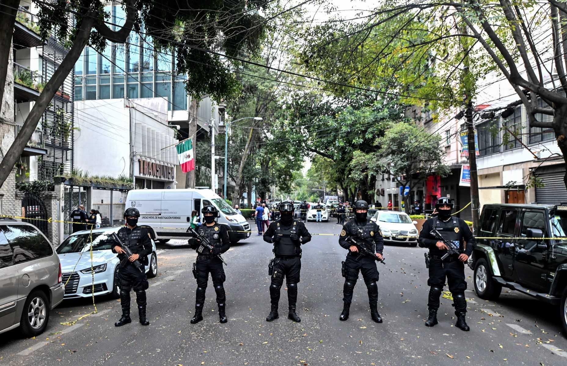 Anggota keselamatan berkawal di satu lokasi jenayah Roma Norte, Mexico pada 29 Oktober 2020. Gambar: AFP