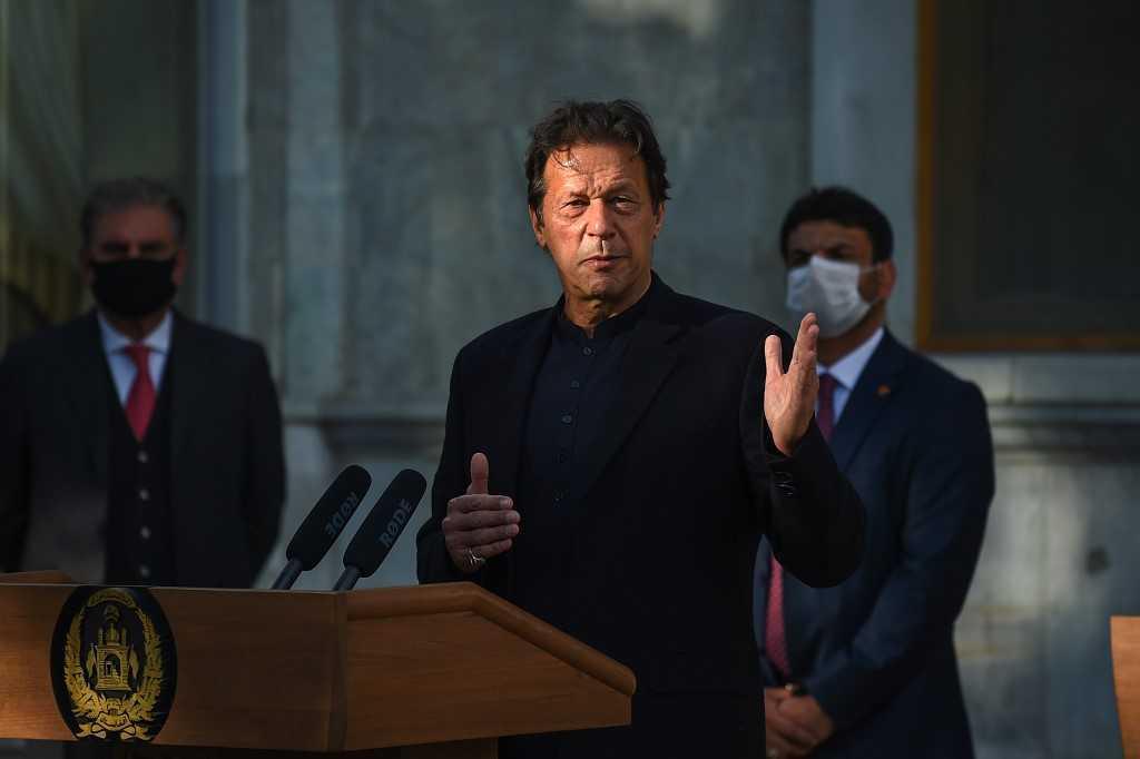 Pihak berkuasa media Pakistan melarang saluran televisyen satelit daripada menyiarkan ucapan bekas perdana menteri Imran Khan. Gambar: AFP