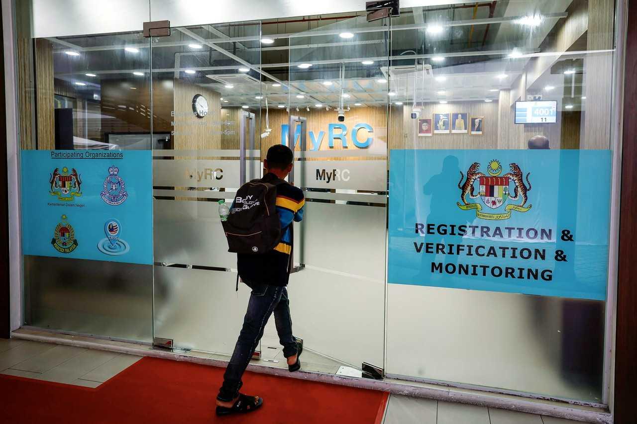 A foreigner enters the registration centre for UNHCR cardholders through the tracking refugees information system in D'sara Sentral, Sungai Buloh. Photo: Bernama
