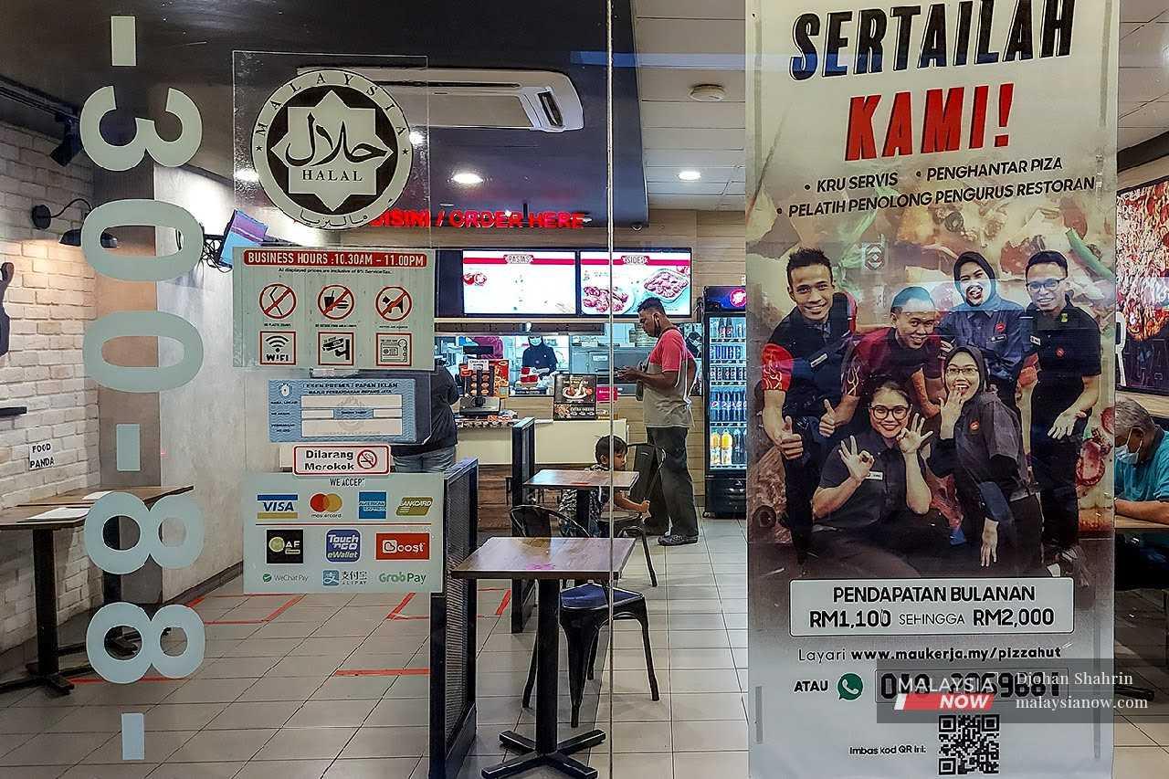 Menurut Menteri di Jabatan Perdana Menteri Mustapa Mohamad, mengikut sektor ekonomi, bilangan penduduk bekerja dalam sektor perkhidmatan semakin meningkat, terutama dalam aktiviti perkhidmatan makanan dan minuman.