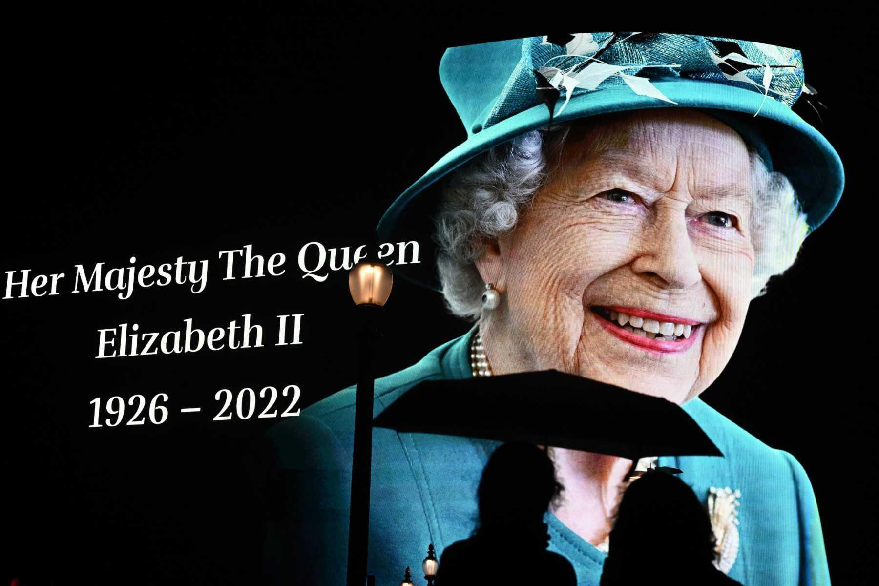 Orang ramai melihat gambar potret Ratu Elizabeth II di Piccadily Circus, London pada 8 September. Gambar: AFP