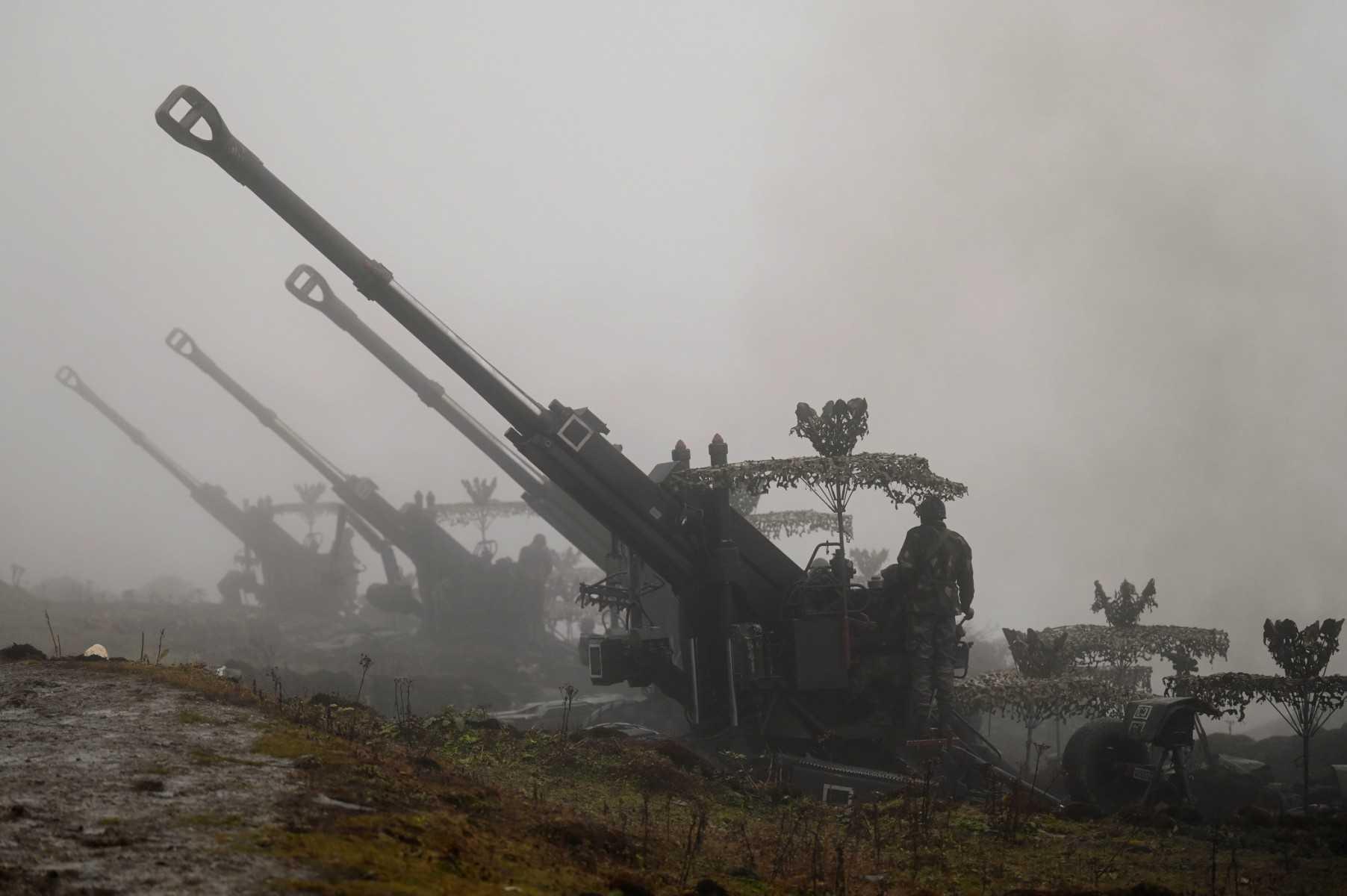 Indian Army soldiers stand next to Bofors guns positioned at Penga Teng Tso ahead of Tawang, near the Line of Actual Control, neighbouring China, in India's Arunachal Pradesh state on Oct 20, 2021. Photo: AFP 