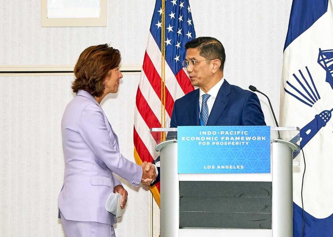 Setiausaha Perdagangan AS Gina Raimondo bersalaman dengan Menteri Perdagangan Antarabangsa dan Industri Mohamed Azmin Ali selepas beliau berucap pada sesi pertemuan dengan pentadbiran tertinggi kementerian negara-negara anggota IPEF di Los Angeles hari ini.
