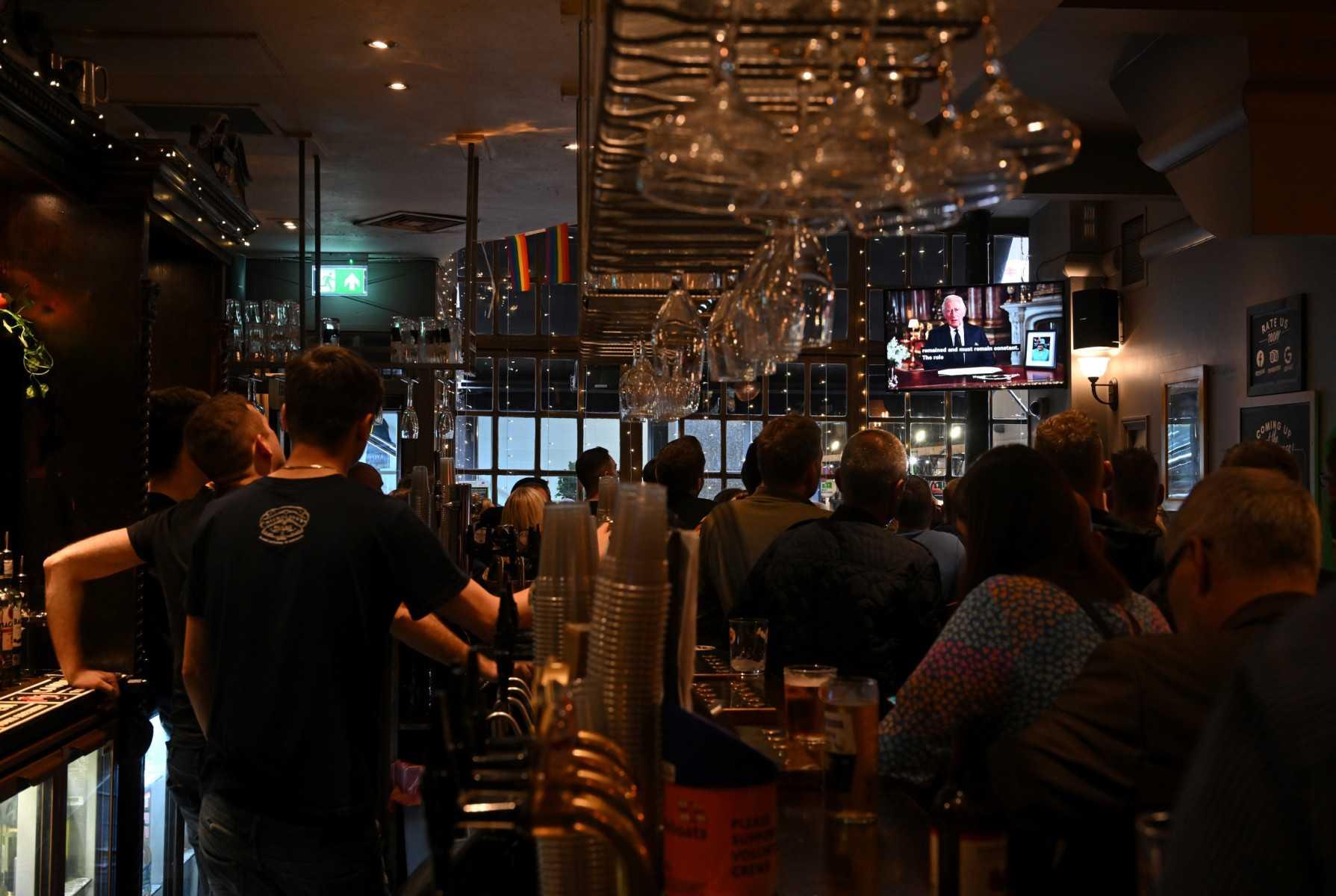 Drinkers in a pub in central London watch a televised address by Britain's King Charles III, made from the Blue Drawing Room at Buckingham Palace on Sept 9, a day after Queen Elizabeth II died at the age of 96. Photo: AFP