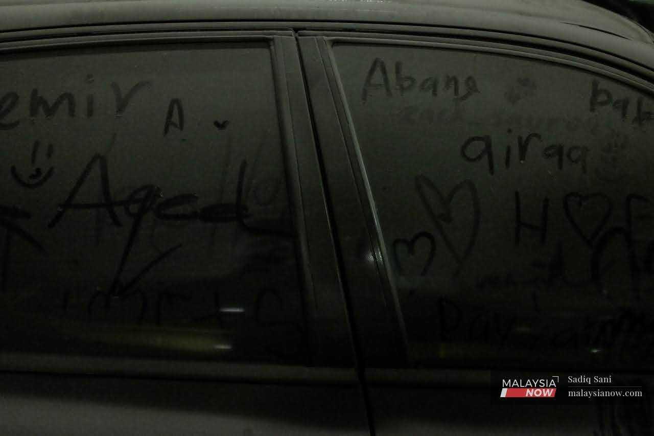 Sebuah kereta yang ditinggalkan di sebuah tempat parkir kereta di Putrajaya.