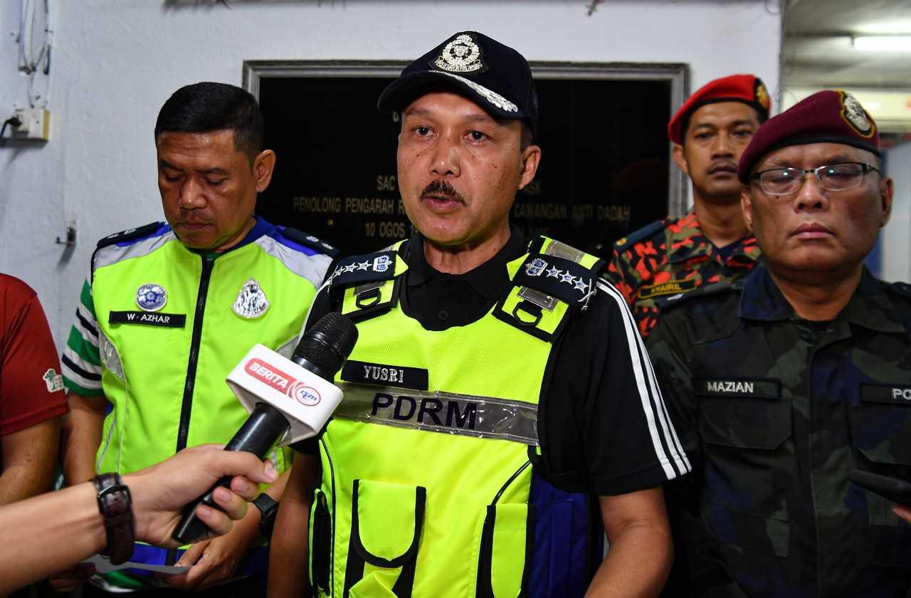 Ketua Polis Perak Mohd Yusri Hassan Basri (tengah) menjawab pertanyaan media mengenai insiden helikopter terhempas, pada sidang media di Balai Polis Bidor malam tadi. Gambar: Bernama
