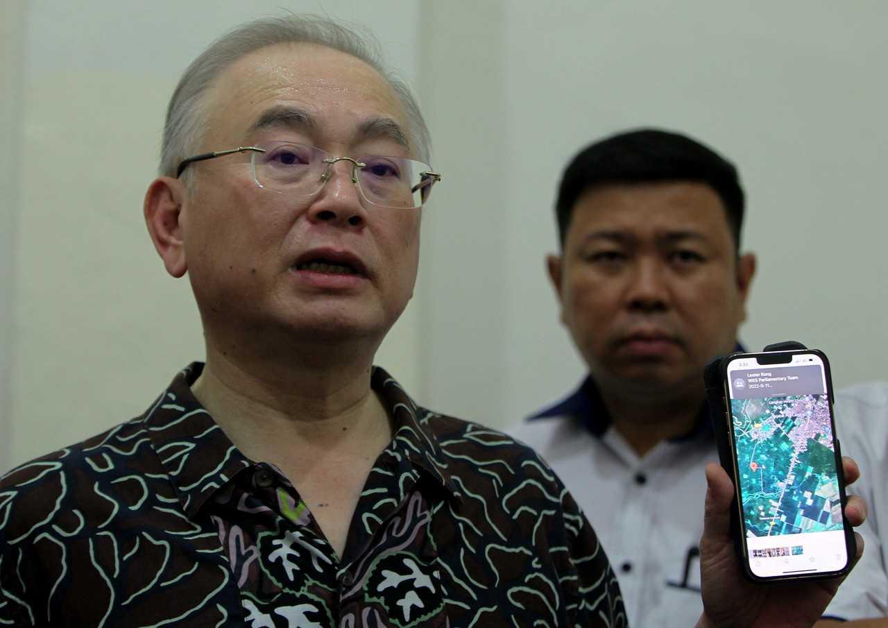 Transport Minister Wee Ka Siong shows the last known location of a helicopter that lost contact with the Kuala Lumpur Air Traffic Control Tower in Ipoh yesterdau. Photo: Bernama