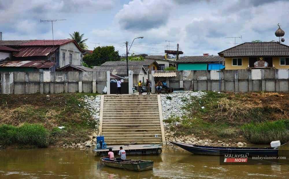 Antara pengkalan sungai di sepanjang Sungai Golok di sempadan Malaysia-Thailand di mana sampan digunakan untuk mengangkut barangan dan penumpang dengan harga RM5 hingga RM20.
