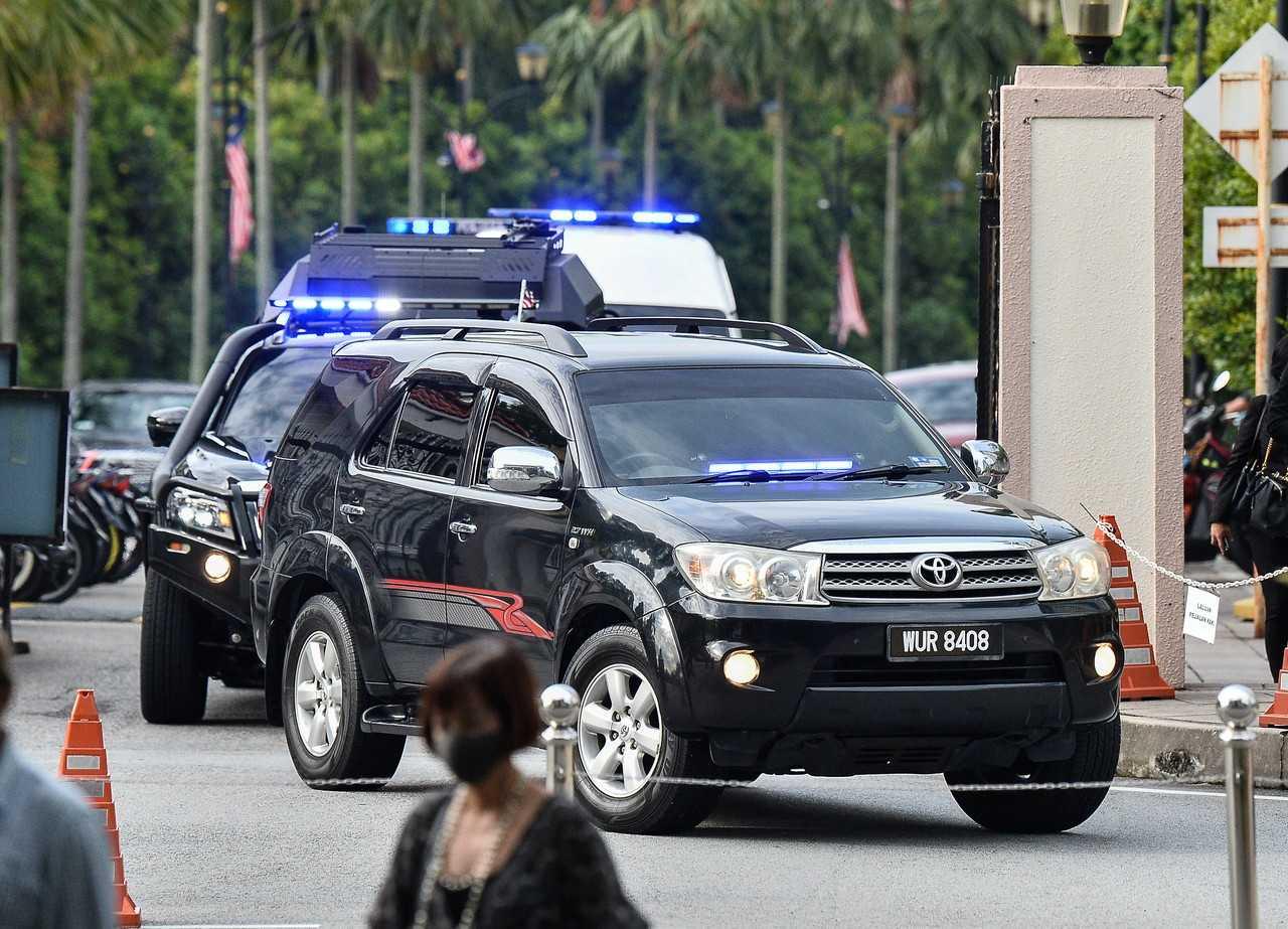 Kenderaan SUV membawa bekas perdana menteri Najib Razak ketika tiba di Mahkamah Tinggi Kuala Lumpur. Gambar: Bernama