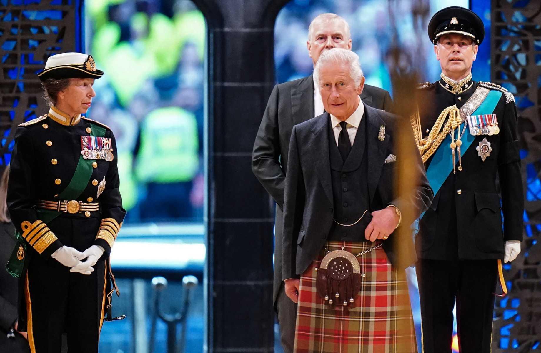 Keluarga diraja berkumpul diketuai Raja Charles III untuk upacara nyalaan lilin di Katedral St Giles di Edinburgh. Gambar: AFP