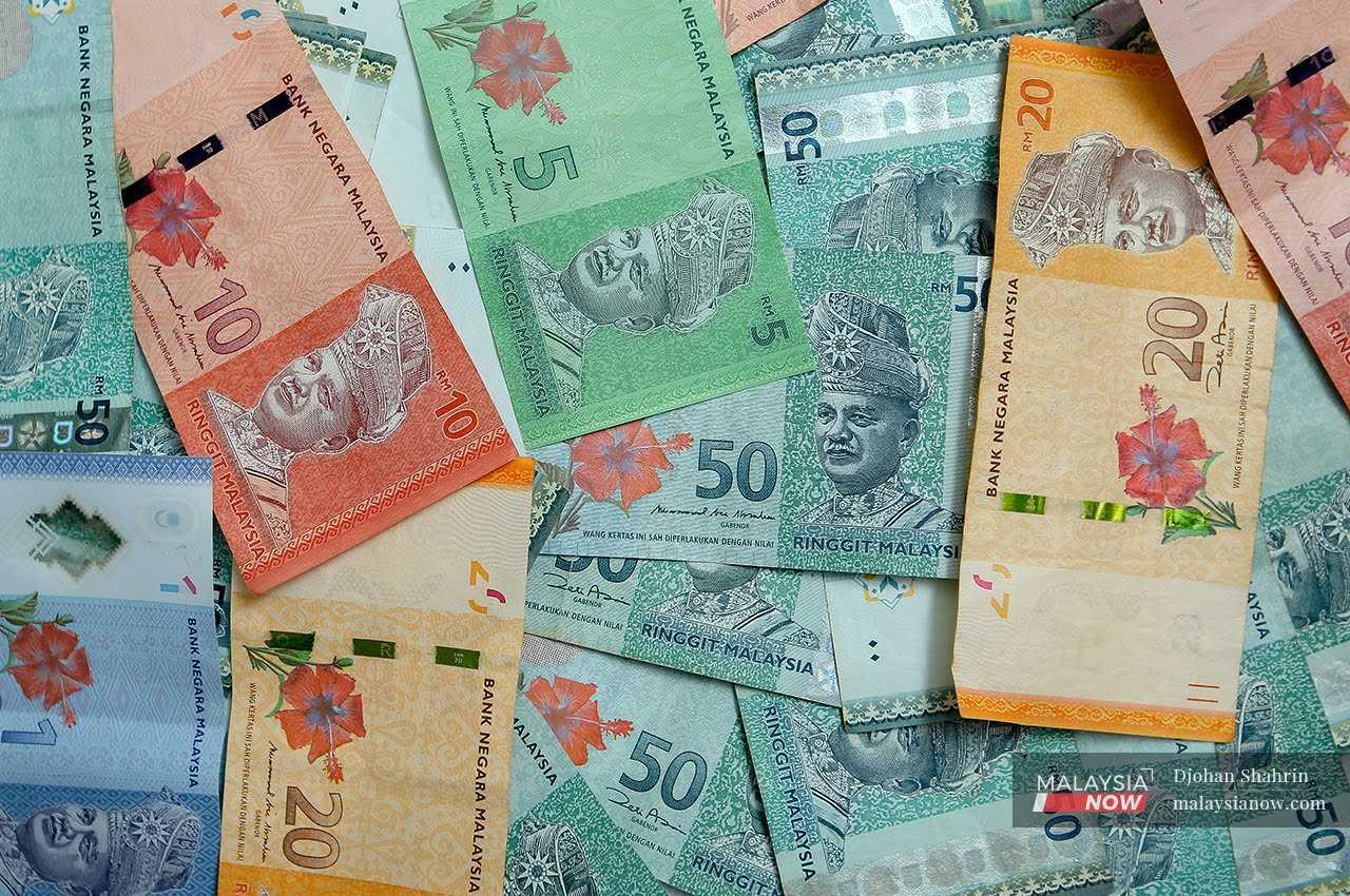 Wang kertas Ringgit Malaysia. mata wang tempatan itu menyusut kepada 4.5200/5220 berbanding dolar AS dari 4.5070/5085 sewaktu ditutup semalam.