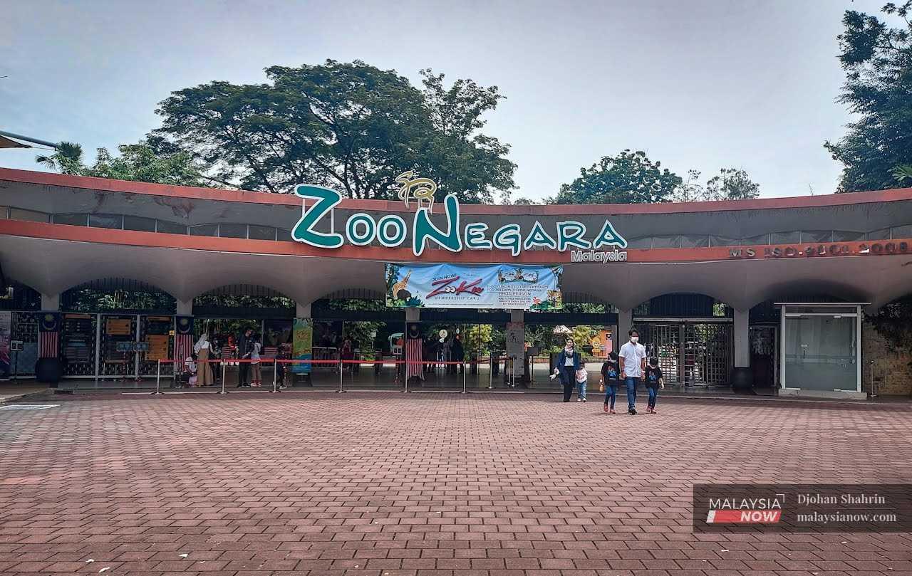 The main entrance of Zoo Negara, where more than 5,100 animals are kept on grounds measuring some 110 acres. 
