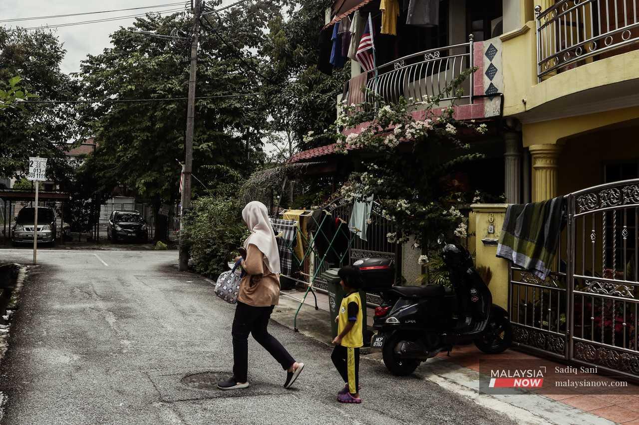 Aini leaves the house with Hana, checking her handbag as they head off to the school for special needs children in Batu Caves where Hana has her therapy sessions. 
