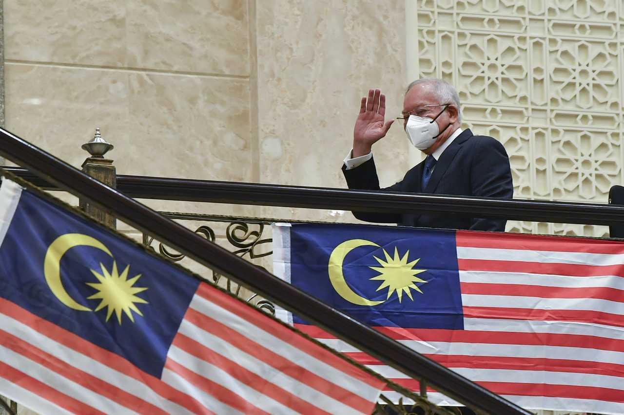 Former prime minister Najib Razak waves on his arrival at the Federal Court in Putrajaya on Aug 15. Photo: Bernama