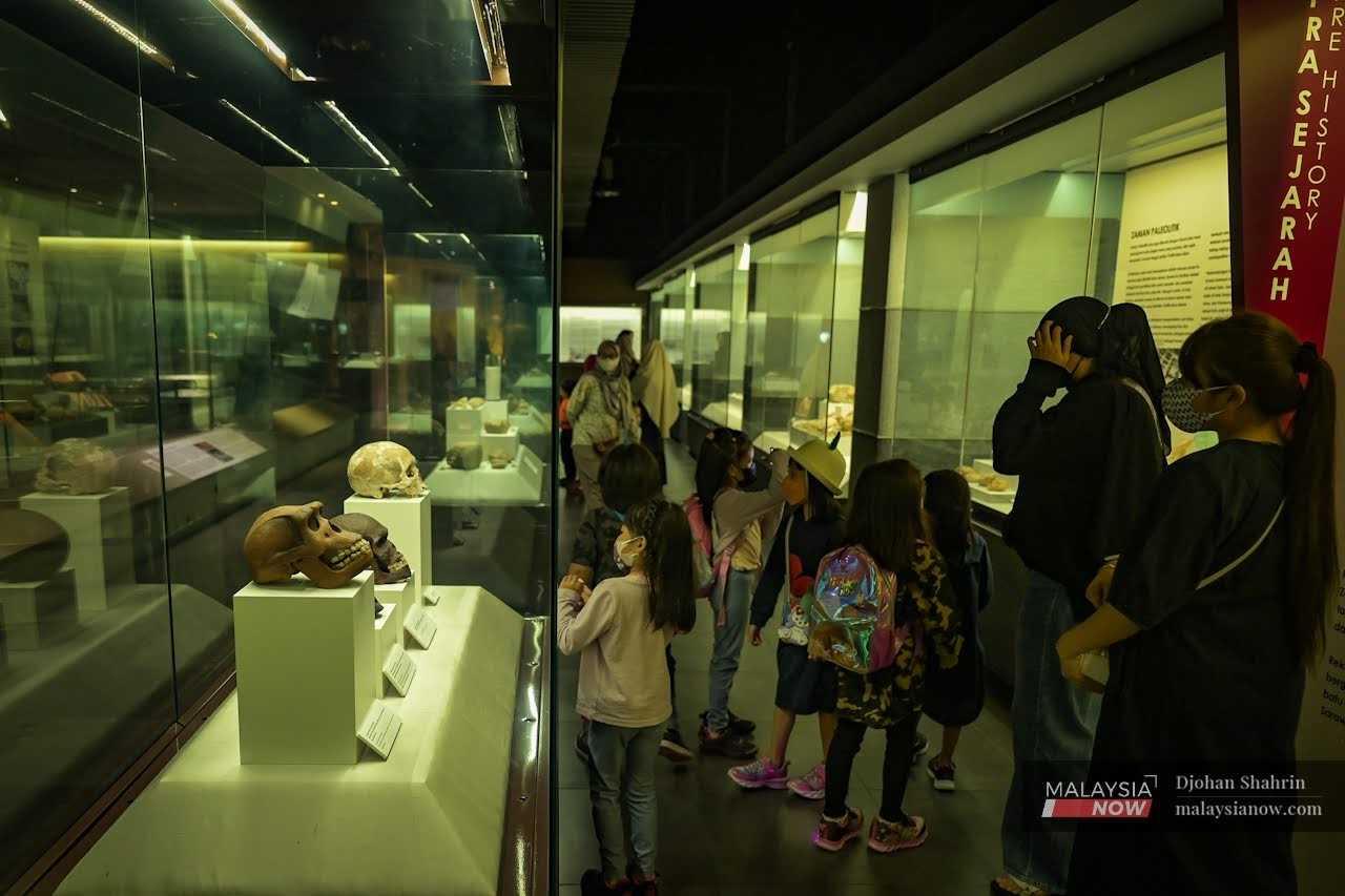 Pengunjung melihat pameran rangka di Muzium Negara, Jalan Damansara, Kuala Lumpur.