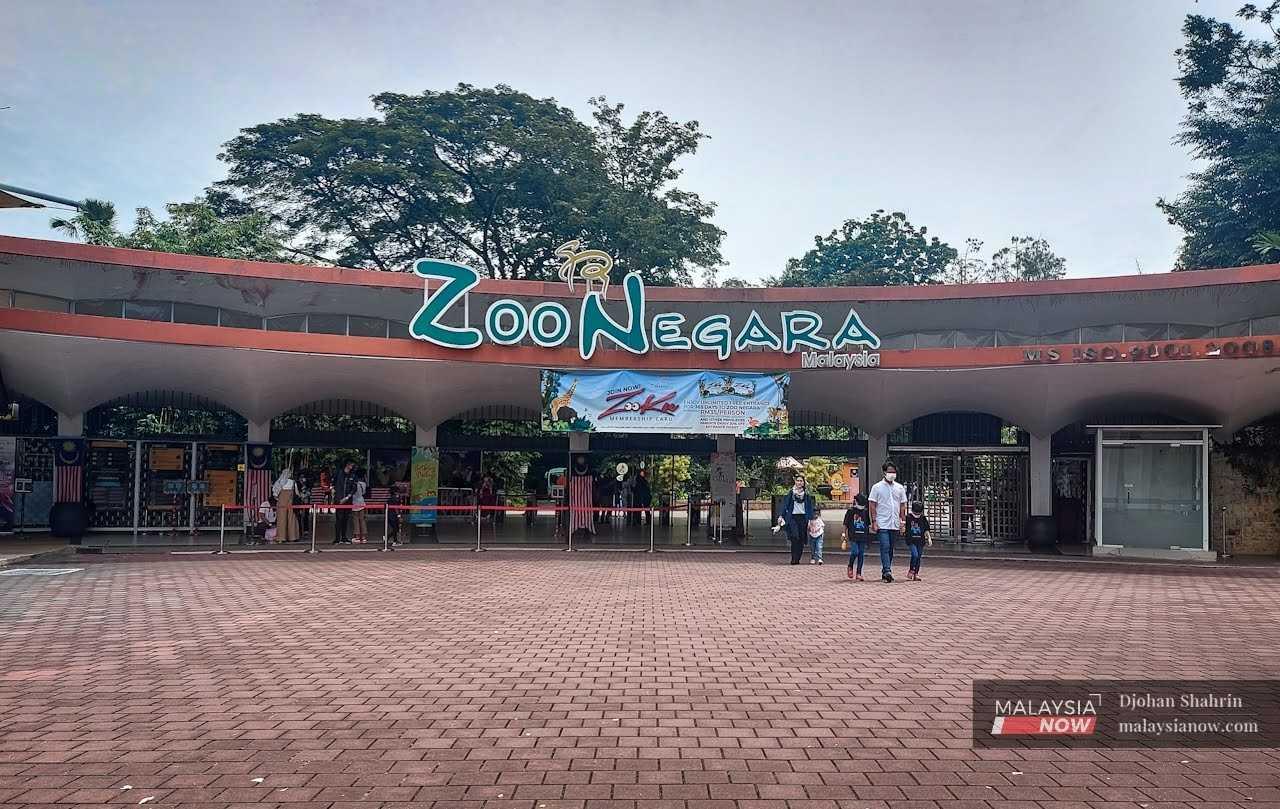 Zoo Negara dibuka pada 1963, ia pernah menjadi tarikan pelancong utama negara, namun kini banyak usaha perlua dilakukan bagi memulihkan kelengkapannya.