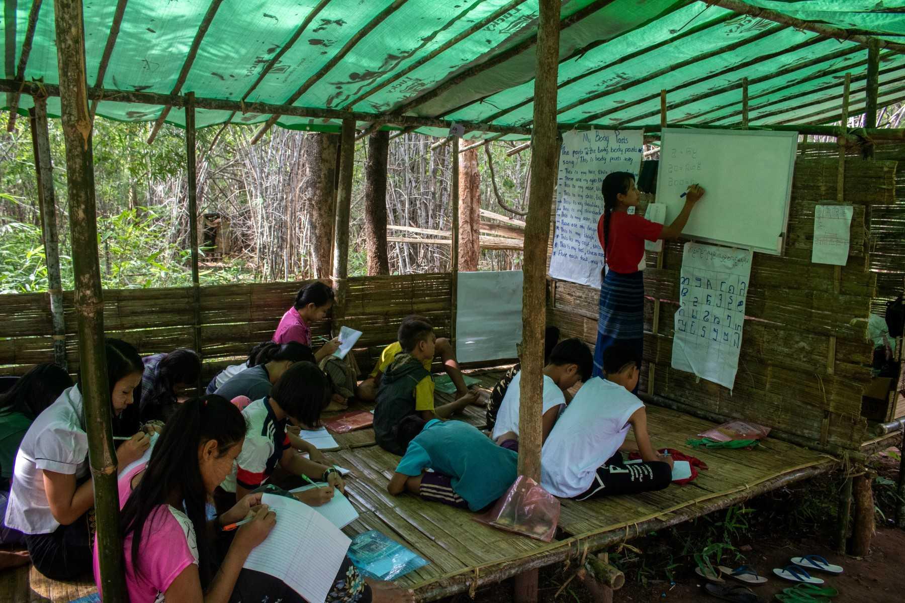 Kanak-kanak pelarian Myanmar belajar di sebuah kem di Demoso. Ramai rakyat Myanmar meninggalkan rumah mereka dan melarikan diri ke wilayah lain daripada tindakan kerajaan junta tentera. Gambar: AFP