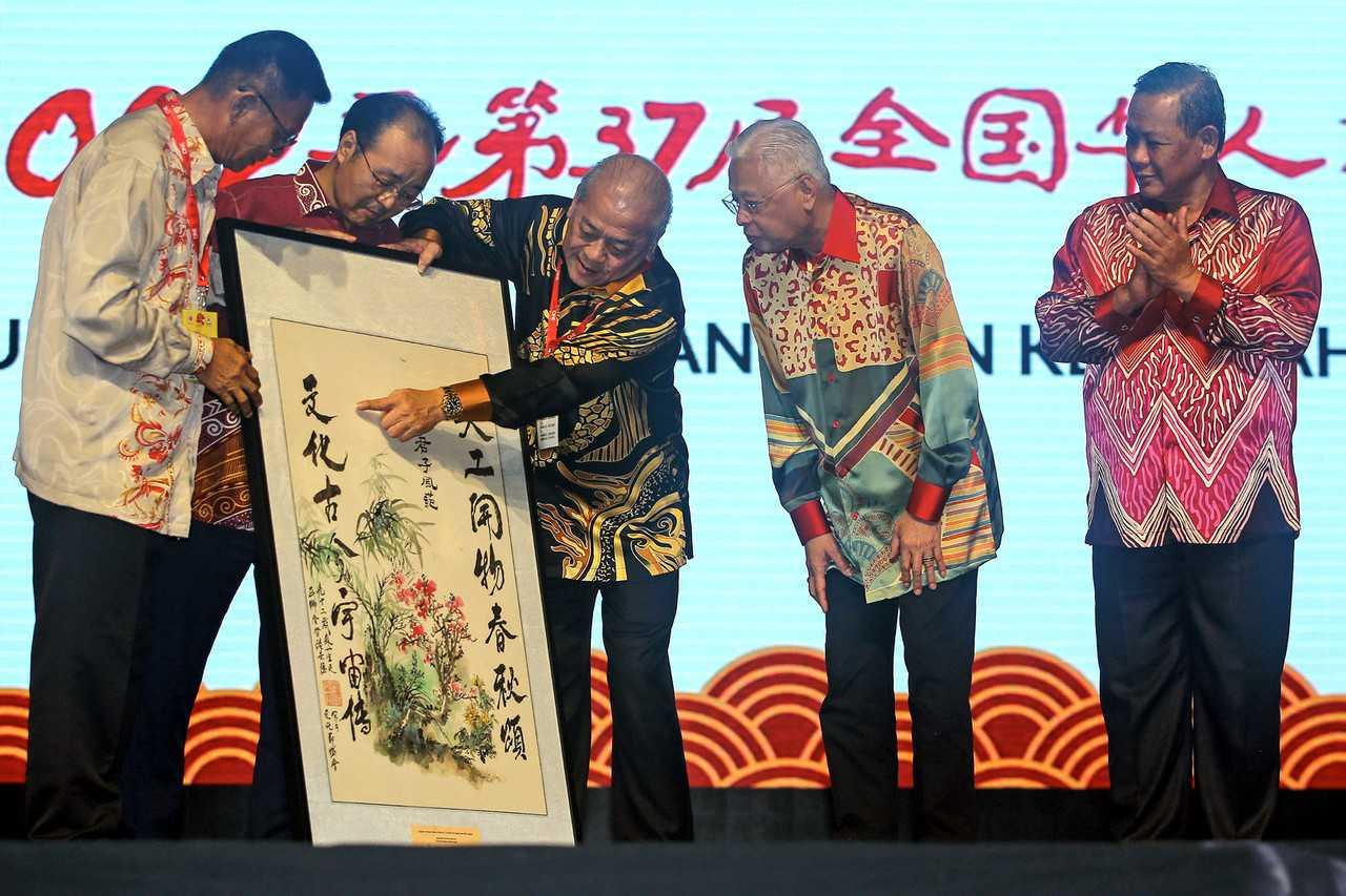 Perdana Menteri Ismail Sabri Yaakob (dua dari kanan) diiringi Menteri Besar Negeri Sembilan Aminuddin Harun di Pesta Kebudayaan Cina Kebangsaan ke-37 2022 di Seremban semalam. Gambar: Bernama