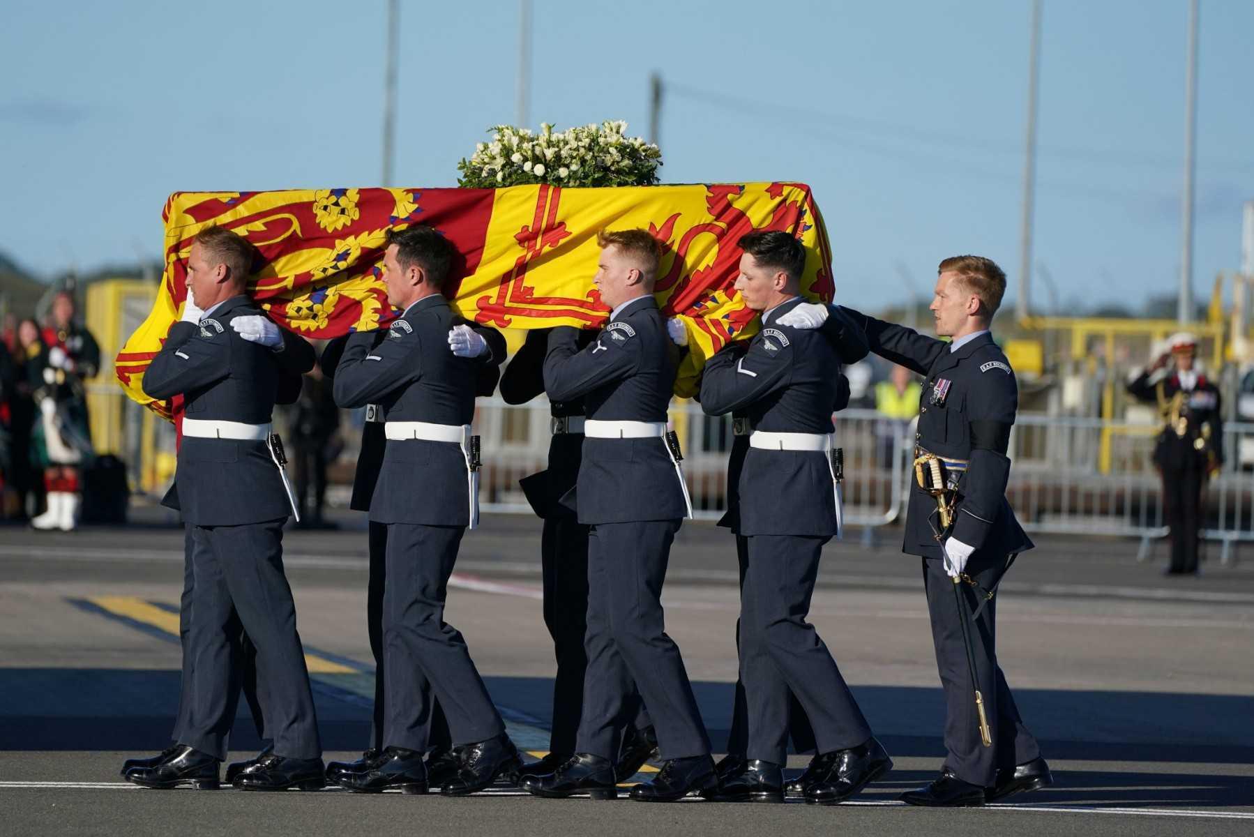 Pallbearers from the Queen's Colour Squadron of the Royal Air Force carry the coffin of Queen Elizabeth II at Edinburgh airport on Sept 13, before it is transported to Buckingham Palace in London. Photo: AFP 