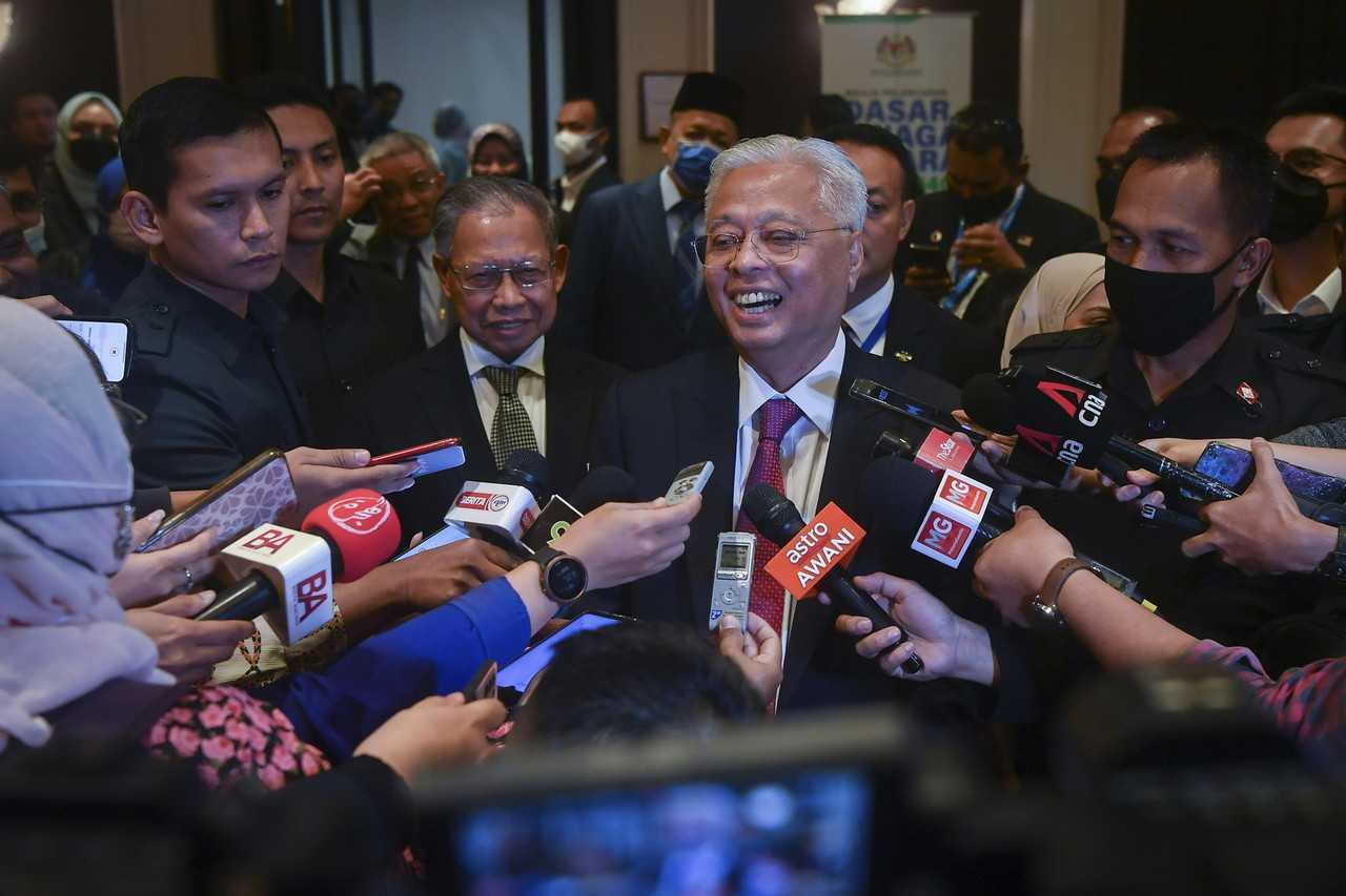 Perdana Menteri Ismail Sabri Yaakob menjawab soalan pemberita di Putrajaya hari ini. Gambar: Bernama