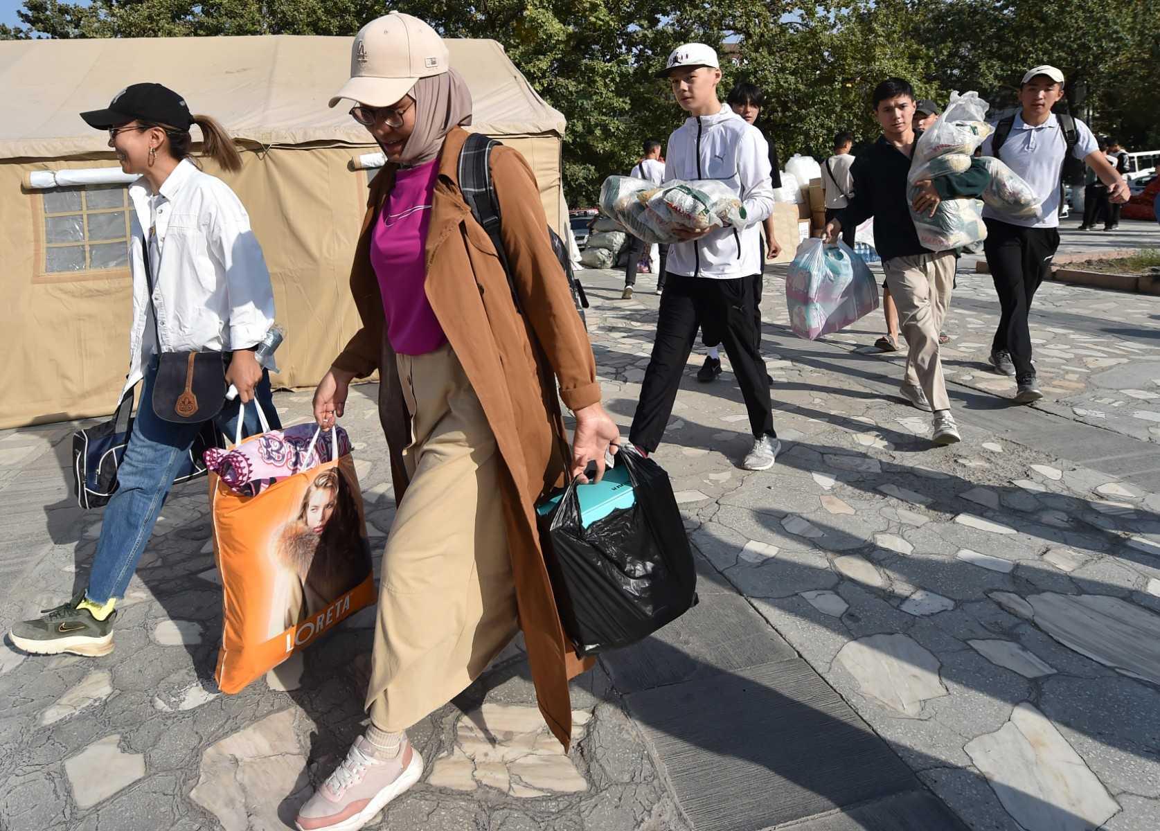 Sukarelawan membawa barang keperluan mangsa pertempuran di bandar Batken, Bishkek, Kyrgyzstan. Gambar: AFP