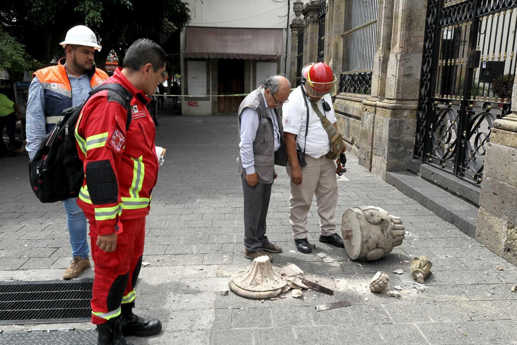 Anggota bomba memeriksa kerosakan di gereja Nuestra Señora de la Merced, Guadalajara, Mexico selepas gempa melanda. Gambar: AFP