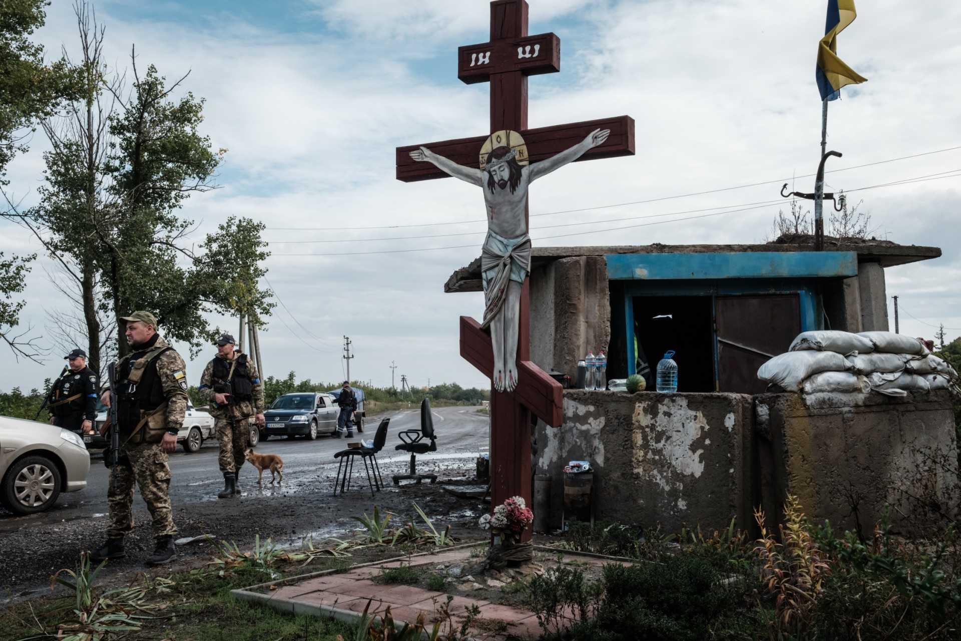 Soldiers stand at a checkpoint in Shevchenkove, Kharkiv region, on Sept 18. Photo: AFP 