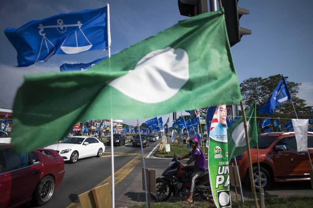 Bendera PAS berkibar sewaktu kempen Pilihan Raya Umum ke-14 pada Mei 2018. Gambar: AFP