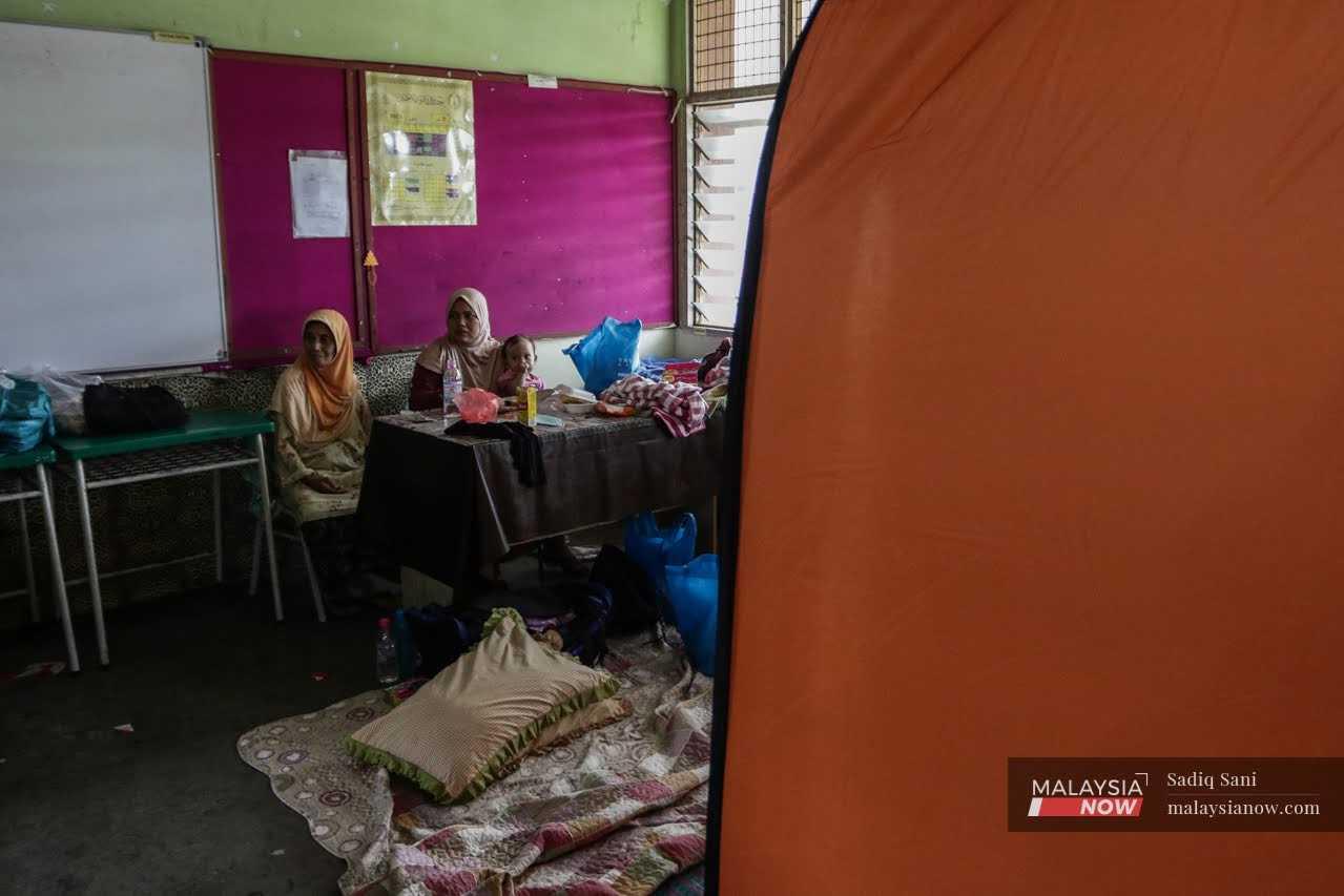 Dua orang mangsa dipindahkan ke  Sekolah Kampung Delek di Klang ketika banjir tahun lalu.